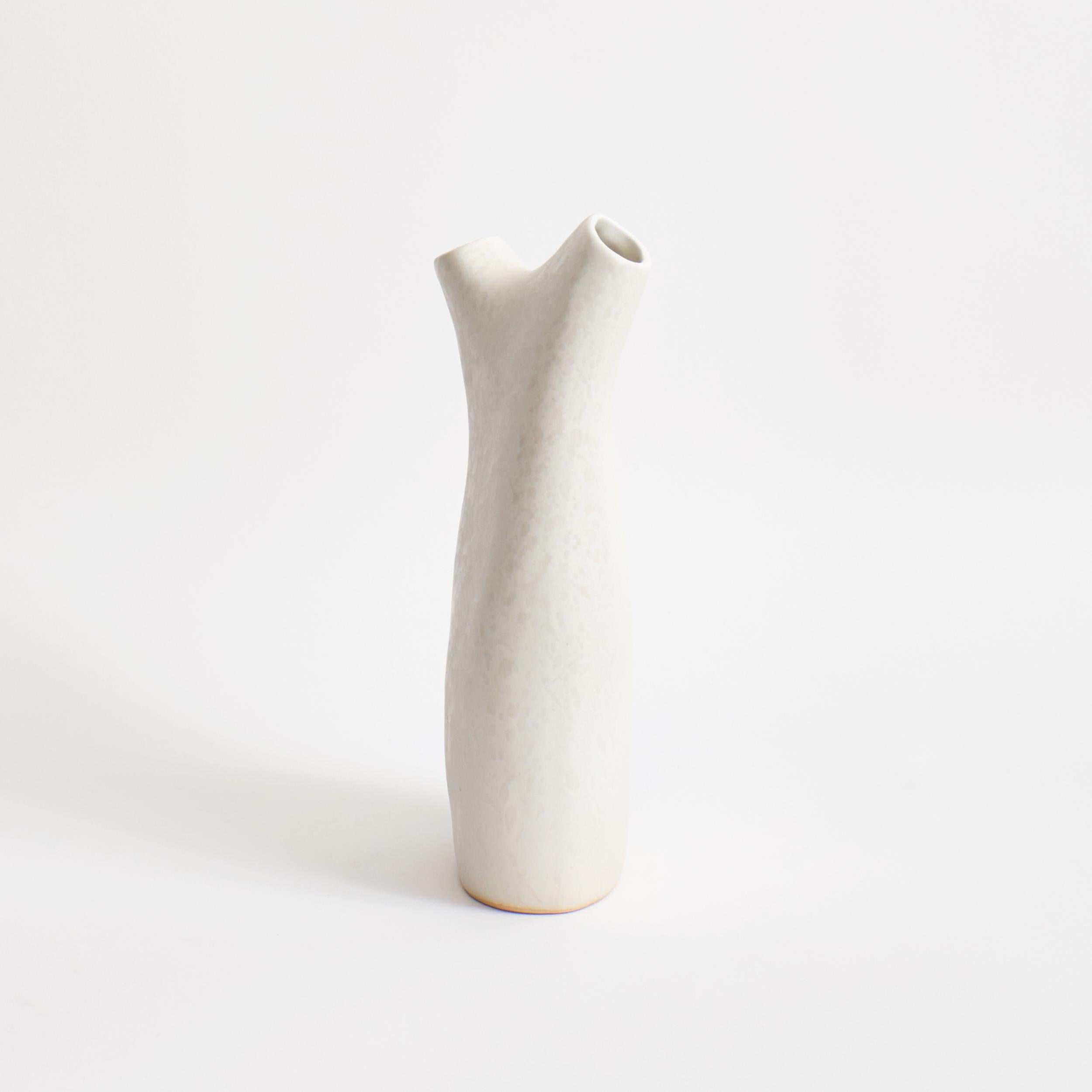 Vase Gemini in Weiß 
Entworfen von Projekt 213A im Jahr 2020
Handgefertigtes Steingut

Ein schönes Blumenarrangement kann die innere Qualität von Blumen und Pflanzen zum Ausdruck bringen und Emotionen ausdrücken. Das ist Ikebana, die japanische