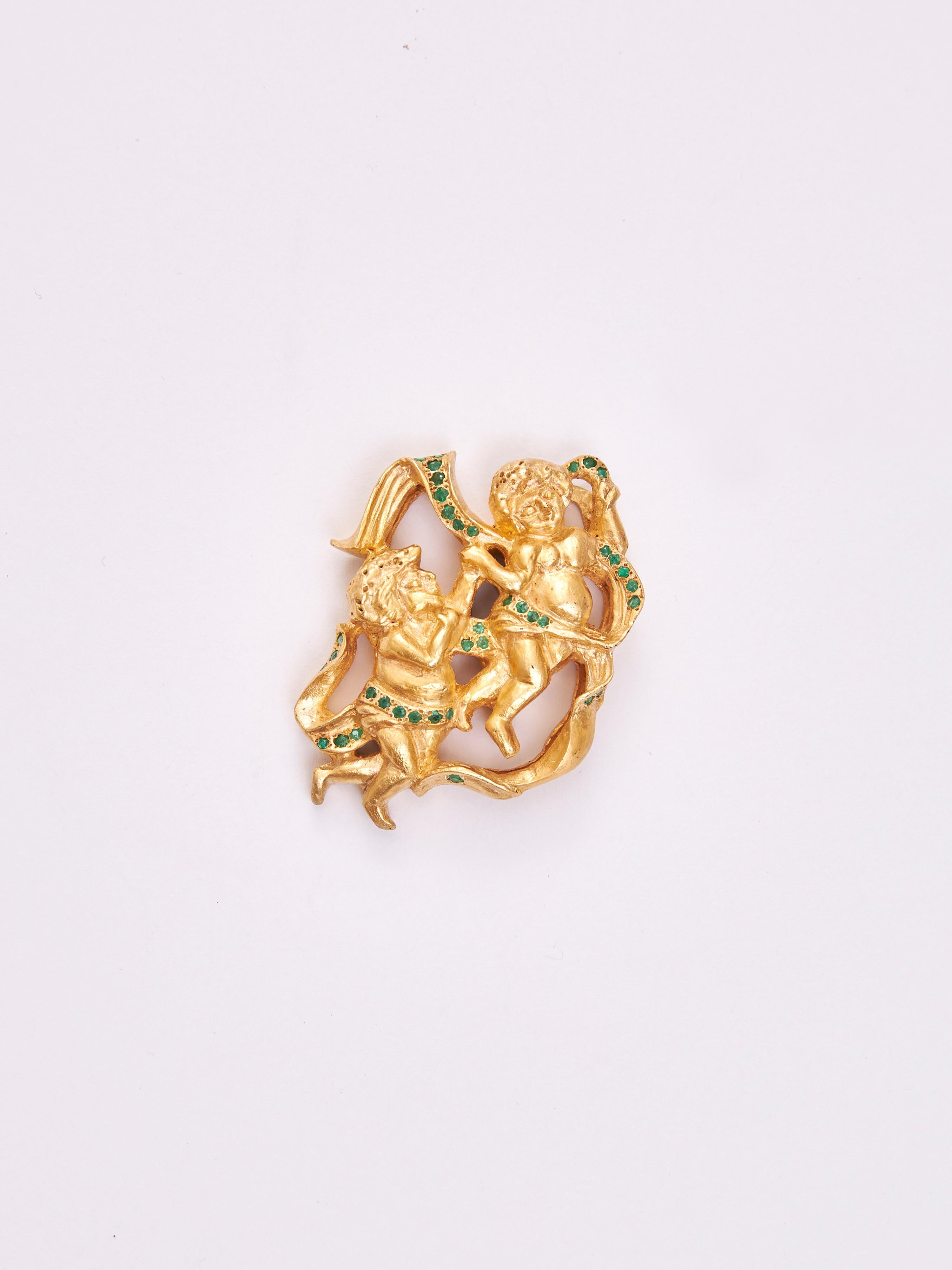 Zelebrieren Sie die Dualität und Anpassungsfähigkeit der Zwillinge mit diesem exquisiten Anhänger aus der Collection'S Tawiz. Dieser aus 20,97 g Silber gefertigte und mit 24-karätigem Gold (0,130 g) vergoldete Gemini Zodiac-Anhänger strahlt Eleganz