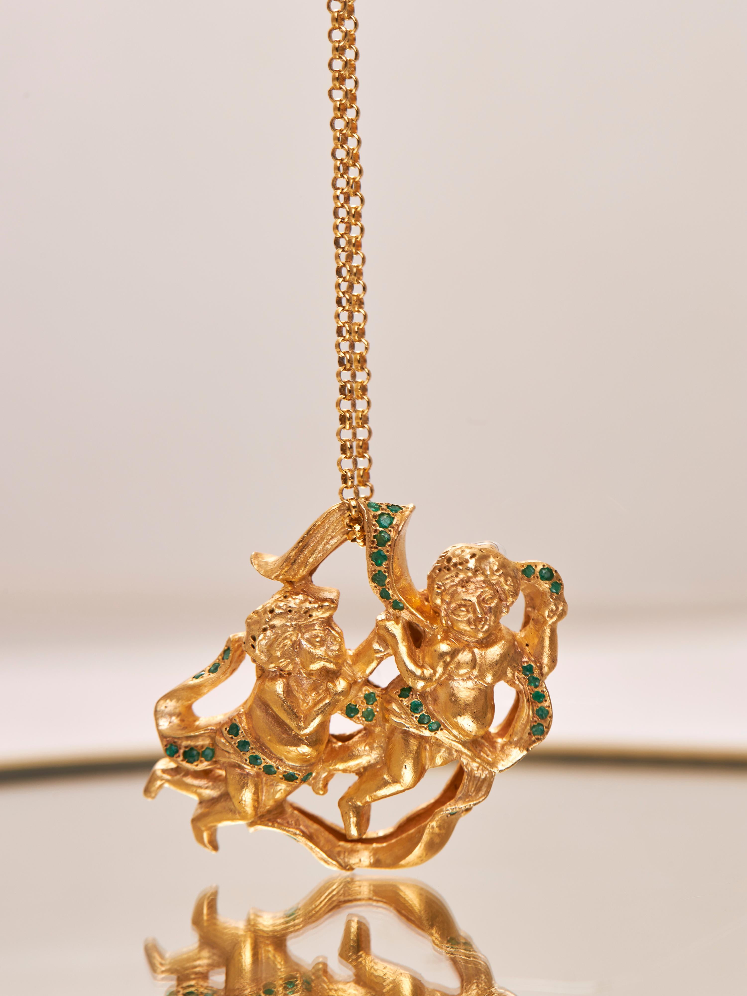Zwillinge Zodiac Anhänger in Silber, 24k Goldplattierung & Smaragd (Rundschliff) im Angebot