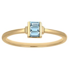 Gemistry 0,22 ct. pt. Bague à anneau en or jaune 14 carats avec topaze bleue de forme baguette