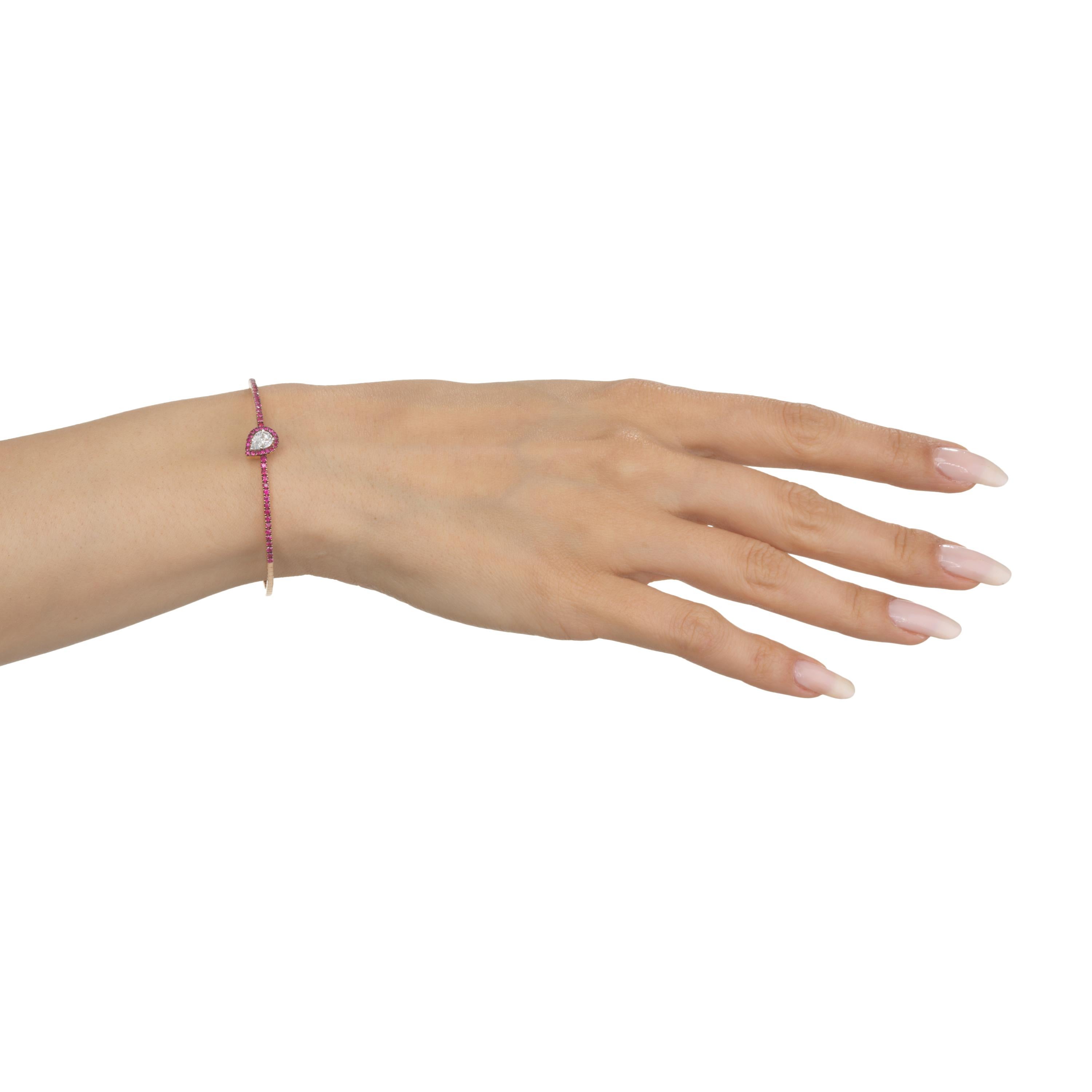 Brazalete de oro de 18 quilates con diamantes y rubíes naturales de 1,05 qt Corte pera en venta