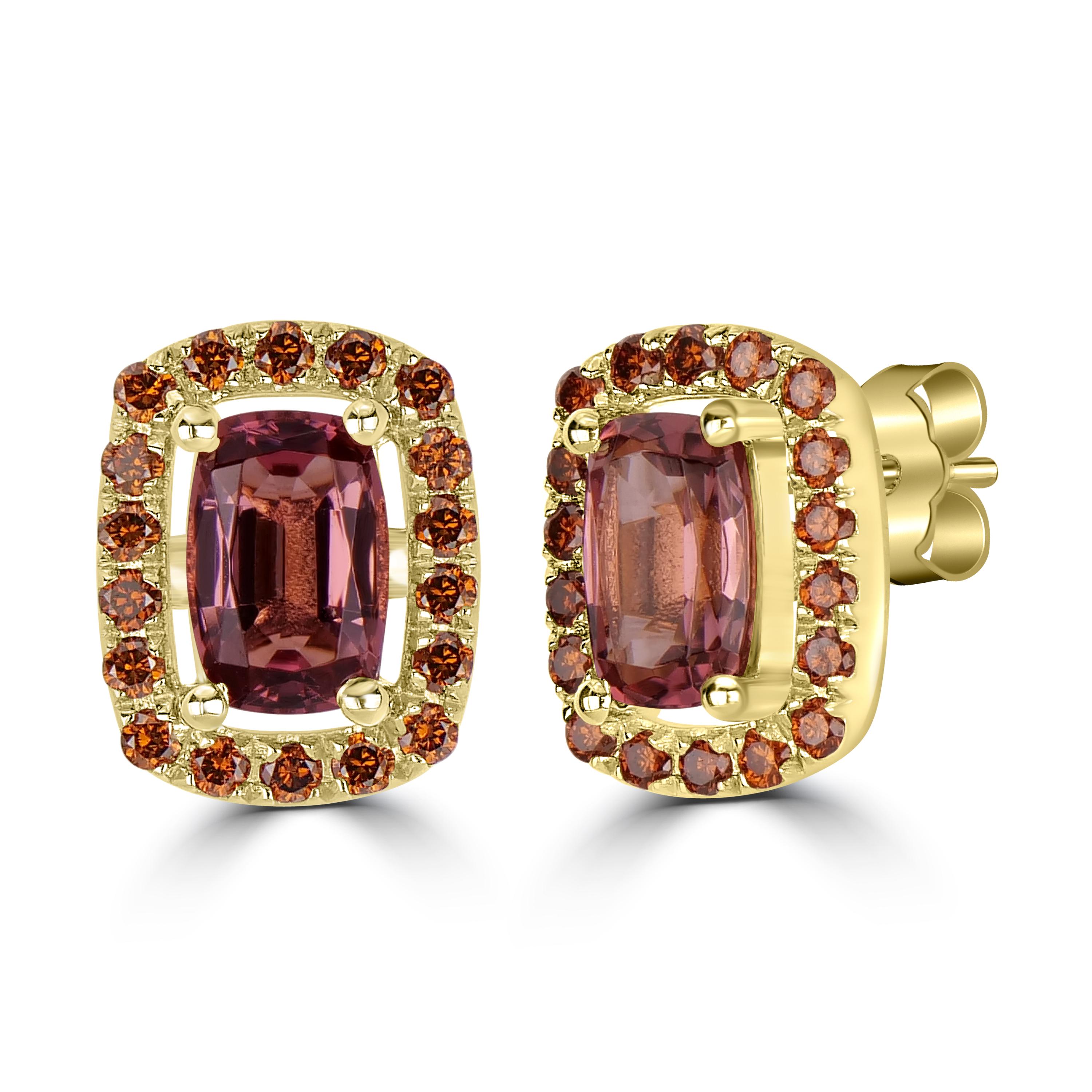 Ajoutez une touche de couleur radieuse à votre look avec ces clous d'oreilles en tourmaline rose et diamant. Ces boucles d'oreilles, dont les pierres centrales sont des tourmalines roses vibrantes montées sur des griffes et entourées de halos