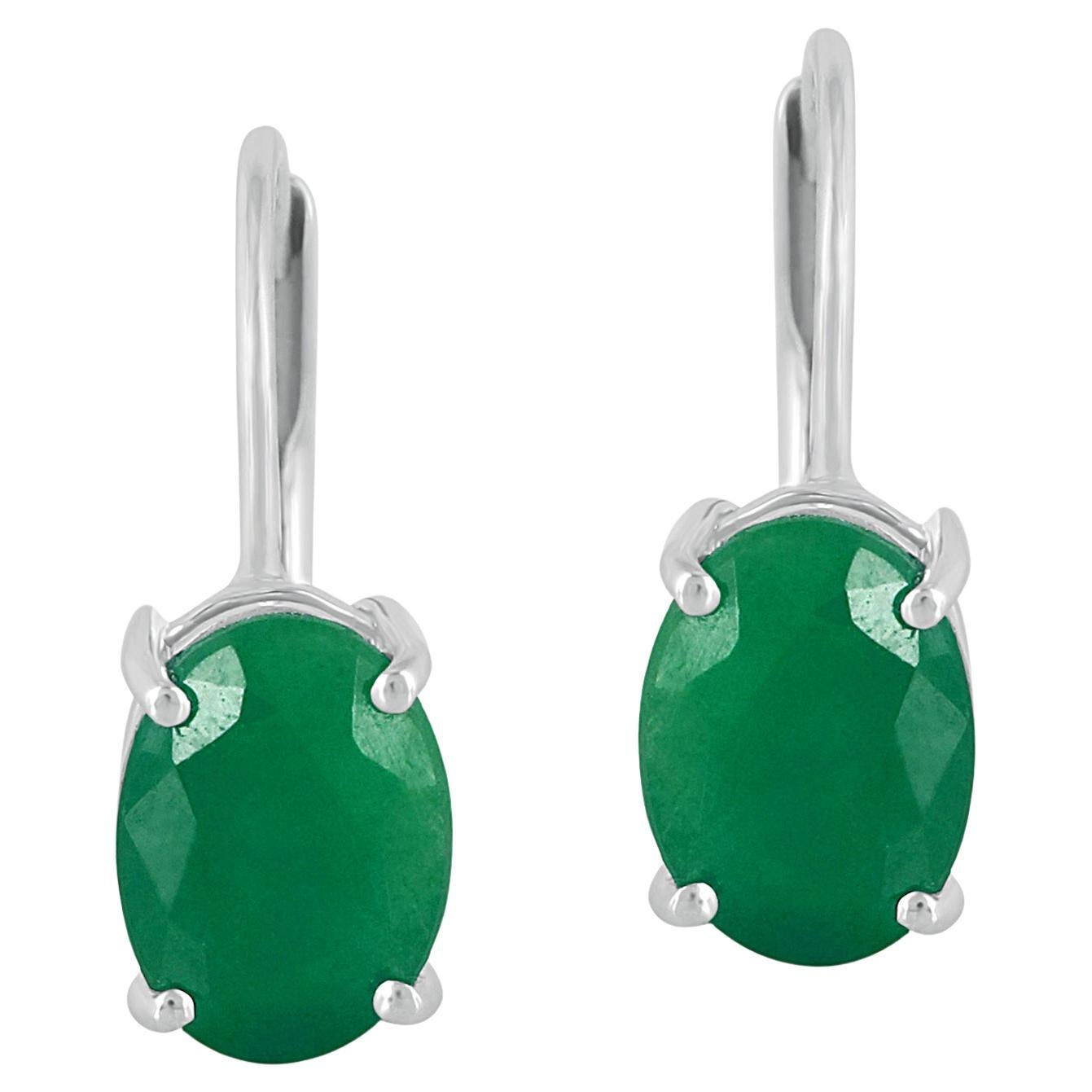 Pendientes de oro blanco de 14 quilates con esmeralda ovalada y cierre de palanca