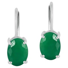 Pendientes de oro blanco de 14 quilates con esmeralda ovalada y cierre de palanca