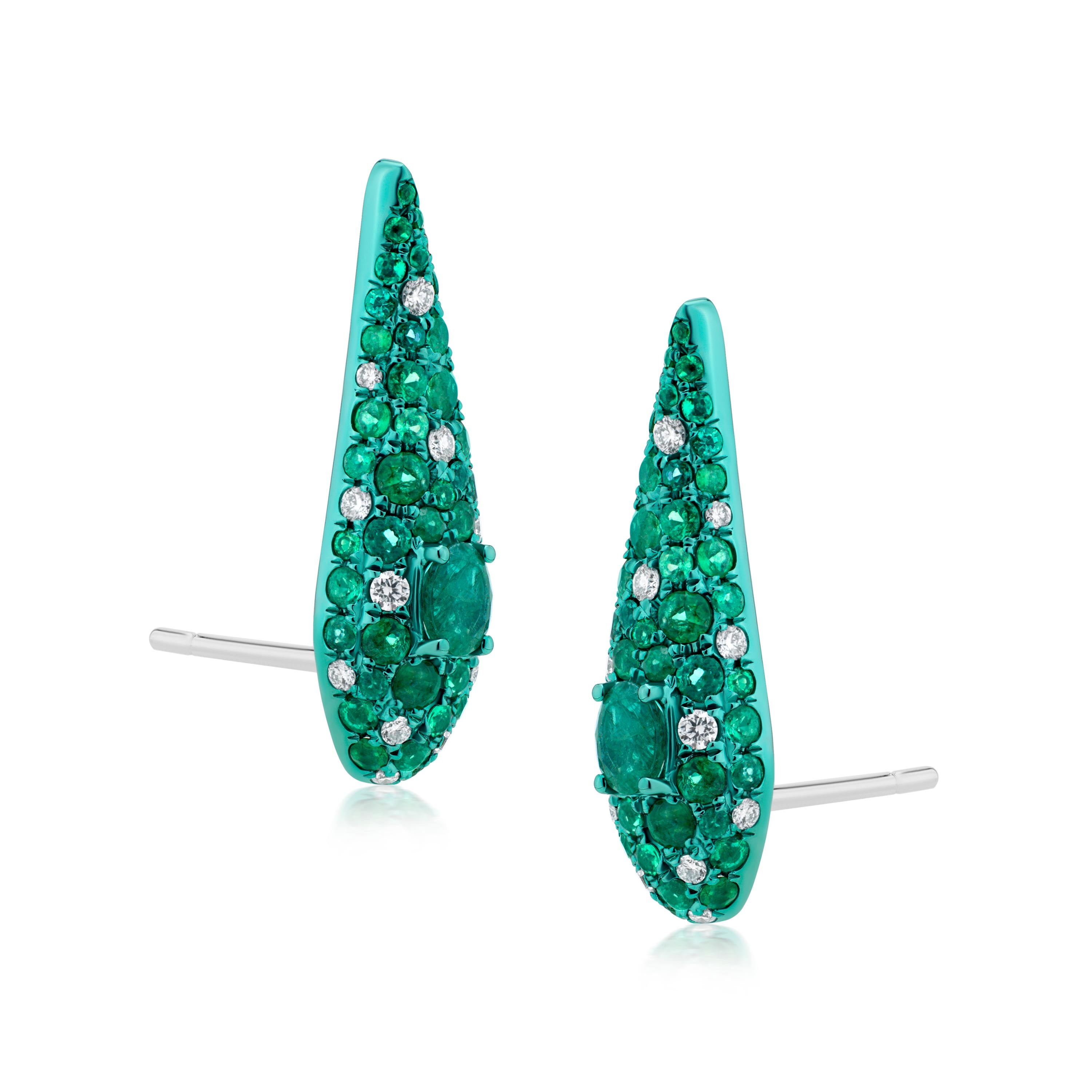 Elevate your elegance with the enchanting Gemistry 1.69Cttw. Emerald and Diamond Serpentine Ear Climber in 18k Gold and Green Rhodium. This exquisite piece captures the mystique of a serpent, delicately winding its way up your earlobe. 

The focal