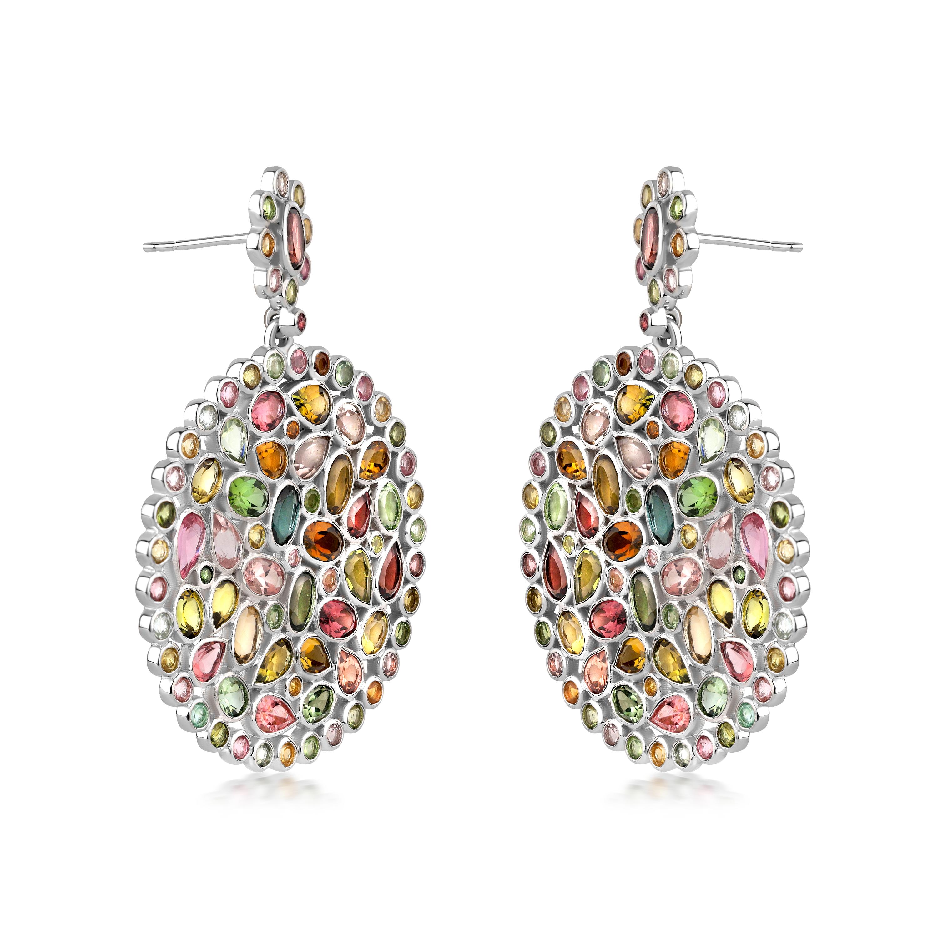 ¡Presentamos un festín de colores de piedras preciosas de Gemistry ! Esta belleza en flor presenta un arco iris de colores. Las gotas circulares y la montura floral montadas en plata de ley 925 aportan un inesperado toque de brillo. Poste y embrague