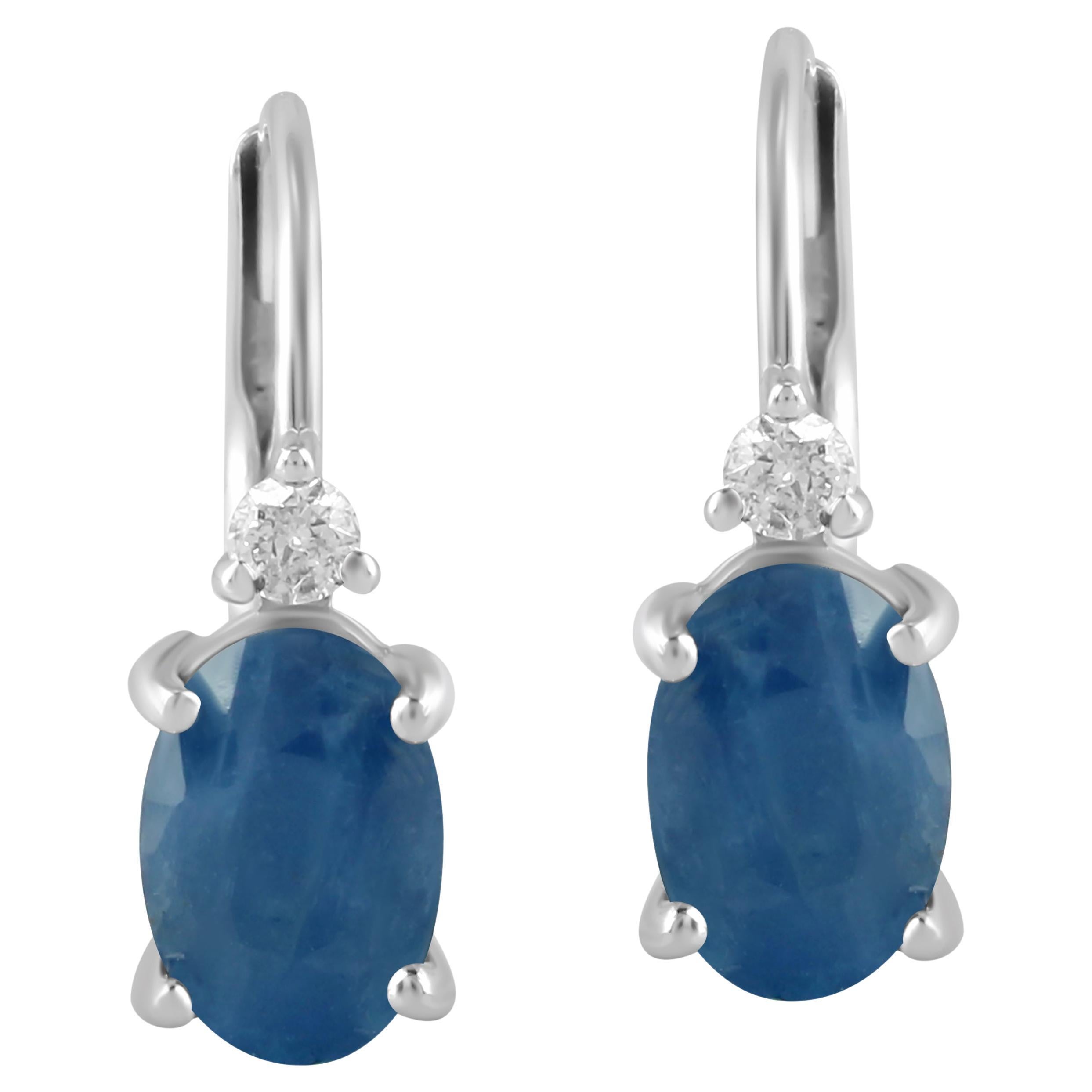 Diese exquisiten Ohrringe sind mit atemberaubenden blauen Saphiren im Ovalschliff versehen, die jeweils in einer zarten 14-karätigen Weißgoldfassung gefasst sind. Das satte, leuchtende Blau der Saphire wird durch funkelnde weiße Diamanten wunderbar