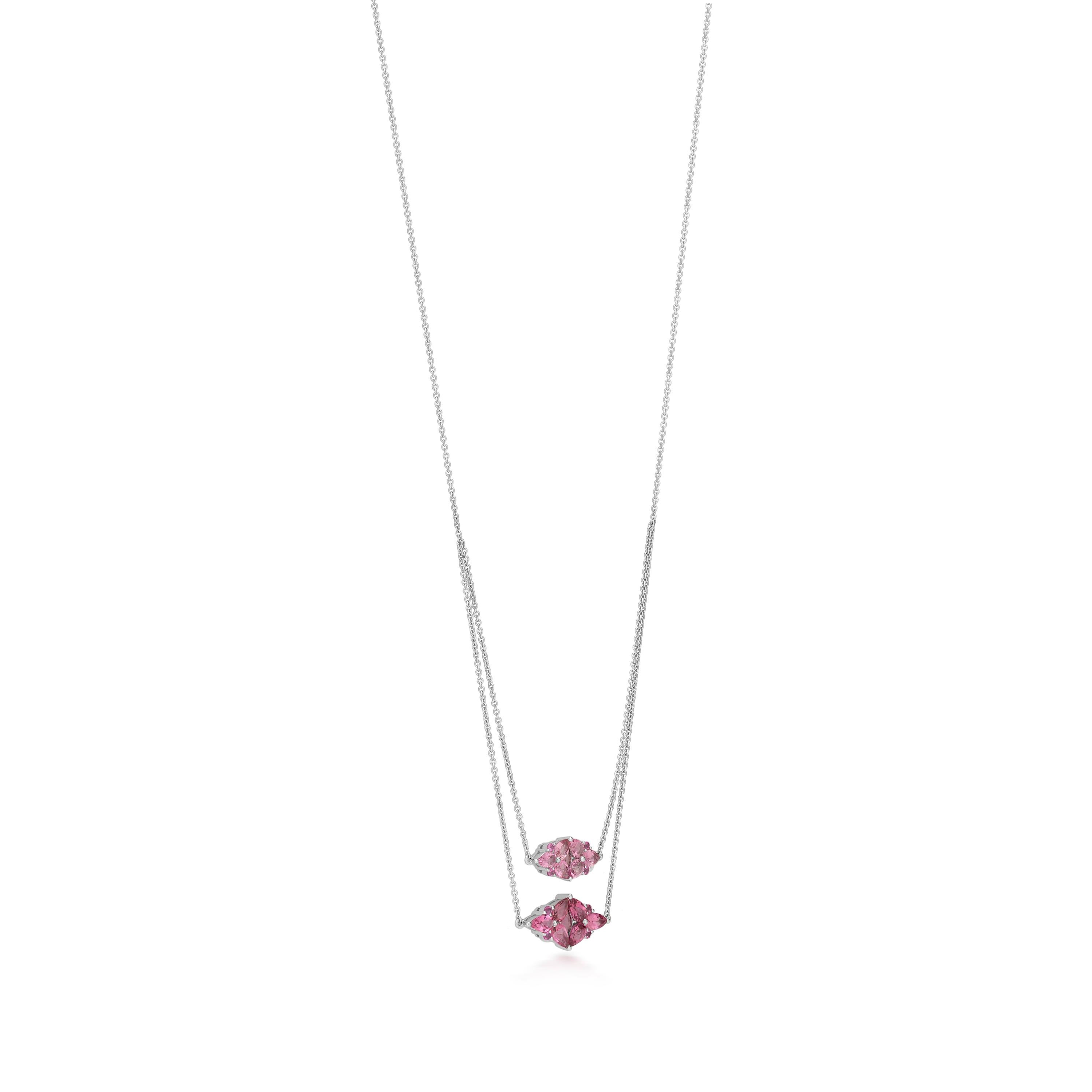 Eleva il tuo stile quotidiano con questa splendida collana a due piani di tormalina rosa. Il design a strati presenta due squisite tormaline rosa taglio marquise al centro, ciascuna affiancata da tormaline a forma di pera e tonda, tutte incastonate