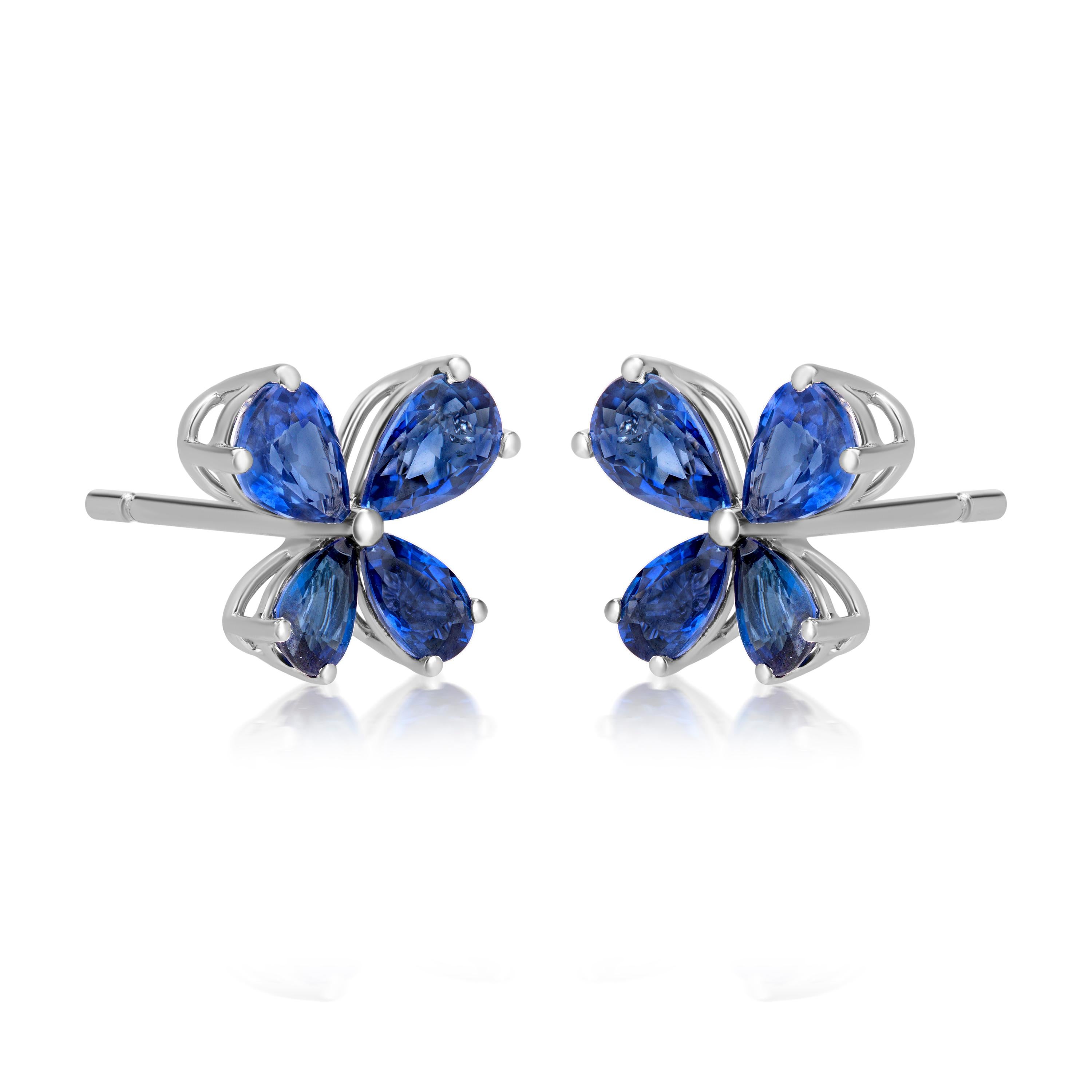 Boucles d'oreilles florales inspirées de la Nature ! Notre boucle d'oreille en forme de fleur est composée de pétales de saphir bleu de 3,50 ct. t.w. sertis sur de l'or blanc 18k poli. Boucles d'oreilles en saphir bleu à pince. Ces boucles