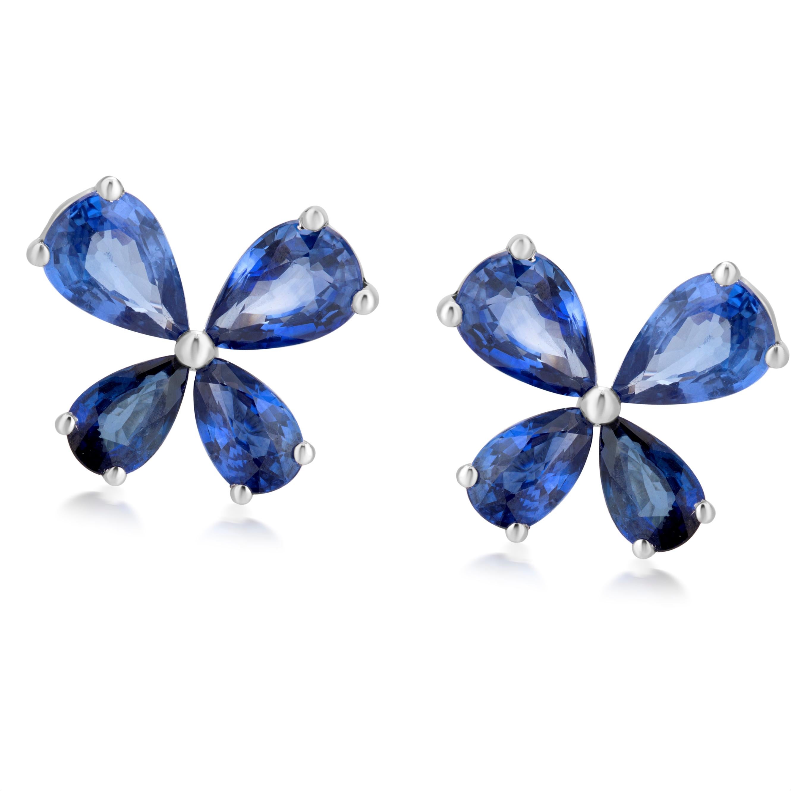 Taille poire Gemistry Clous d'oreilles à fleurs en or blanc 18 carats avec saphir bleu naturel de 3,50 carats en vente