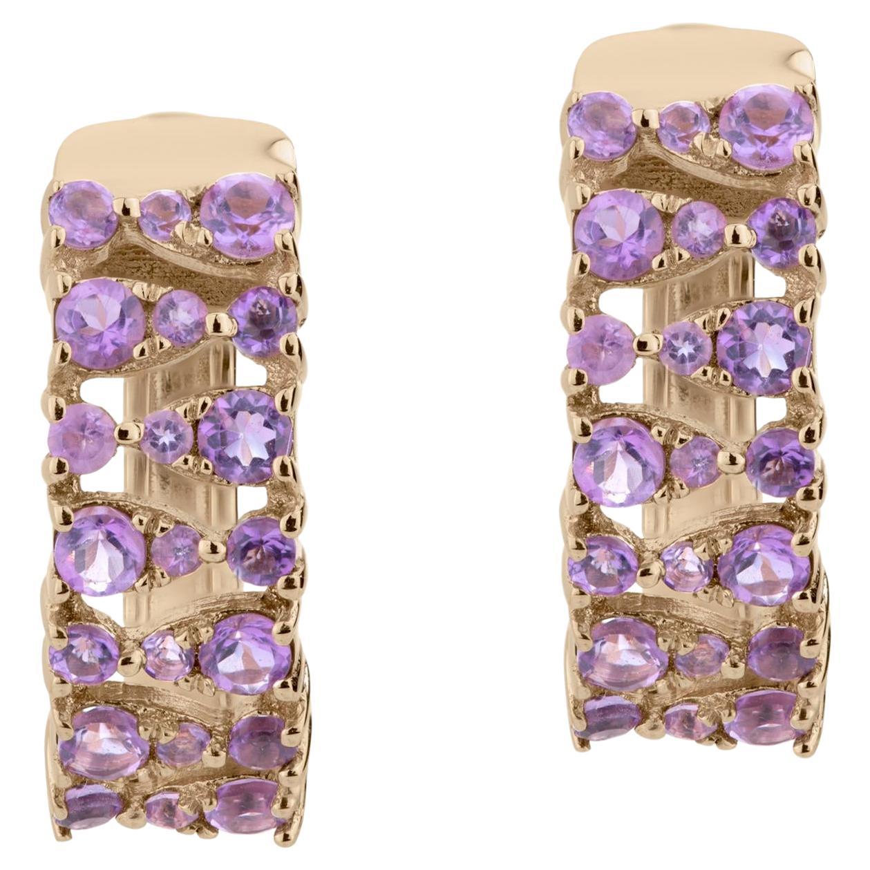 Un par de pendientes de aro de oro amarillo de 14 quilates para añadir un toque de glamour a tu look diario. Presenta un par de gemas de amatista engarzadas en un engaste de pavé. La amatista es la piedra de nacimiento de febrero. Esta gema también