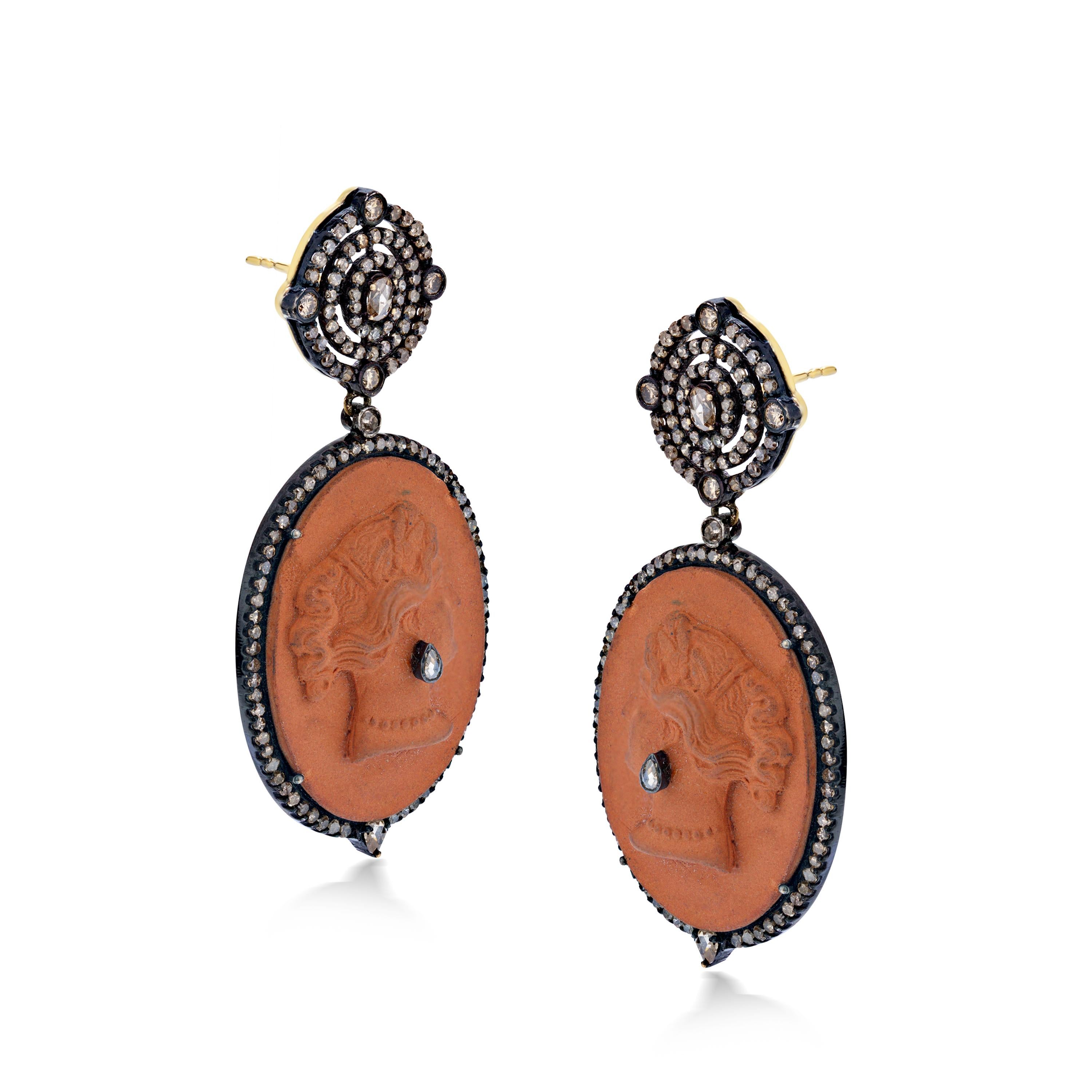 Cette élégante paire de boucles d'oreilles victoriennes de Gemistry se compose de montures co-centriques en diamant champagne pavé et de gouttes ovales en camée royal. Les gouttes entourées de diamants pavés sont serties sur un corps en argent