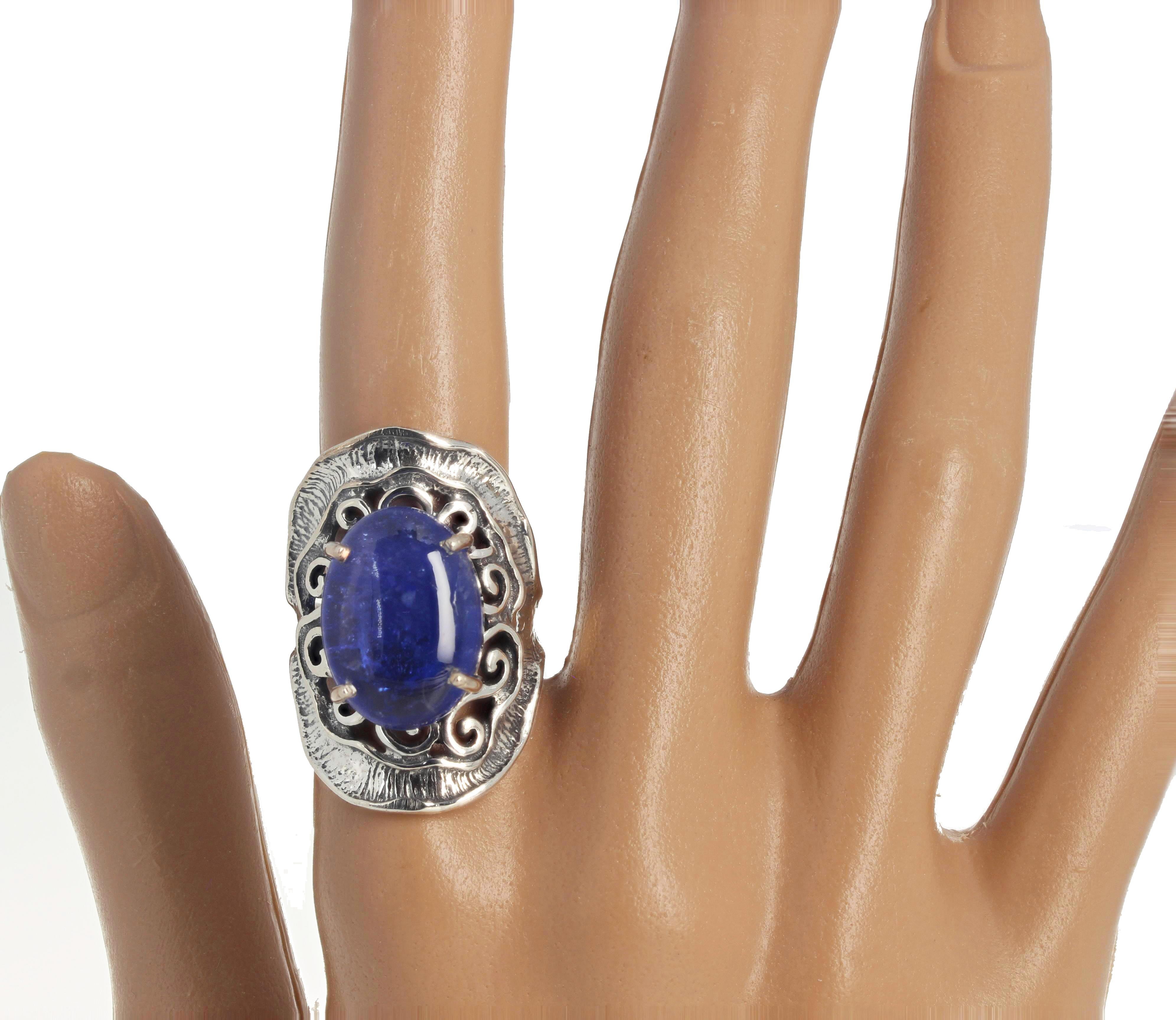 Dieser faszinierende natürliche blaue Tansanit (13,35 Karat) ist 18 mm x 13 mm groß und leuchtet perfekt auf diesem interessanten und andersartigen Ring aus Sterlingsilber.  Der Ring ist eine Größe 8 Größe (wir Größe für frei). 