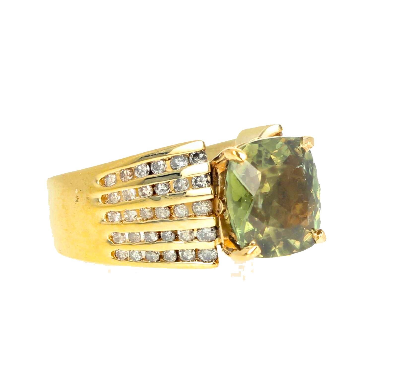 AJD 3,81 carats Bague en or jaune avec zircon vert naturel du Sri-Lankan et diamants en vente 1