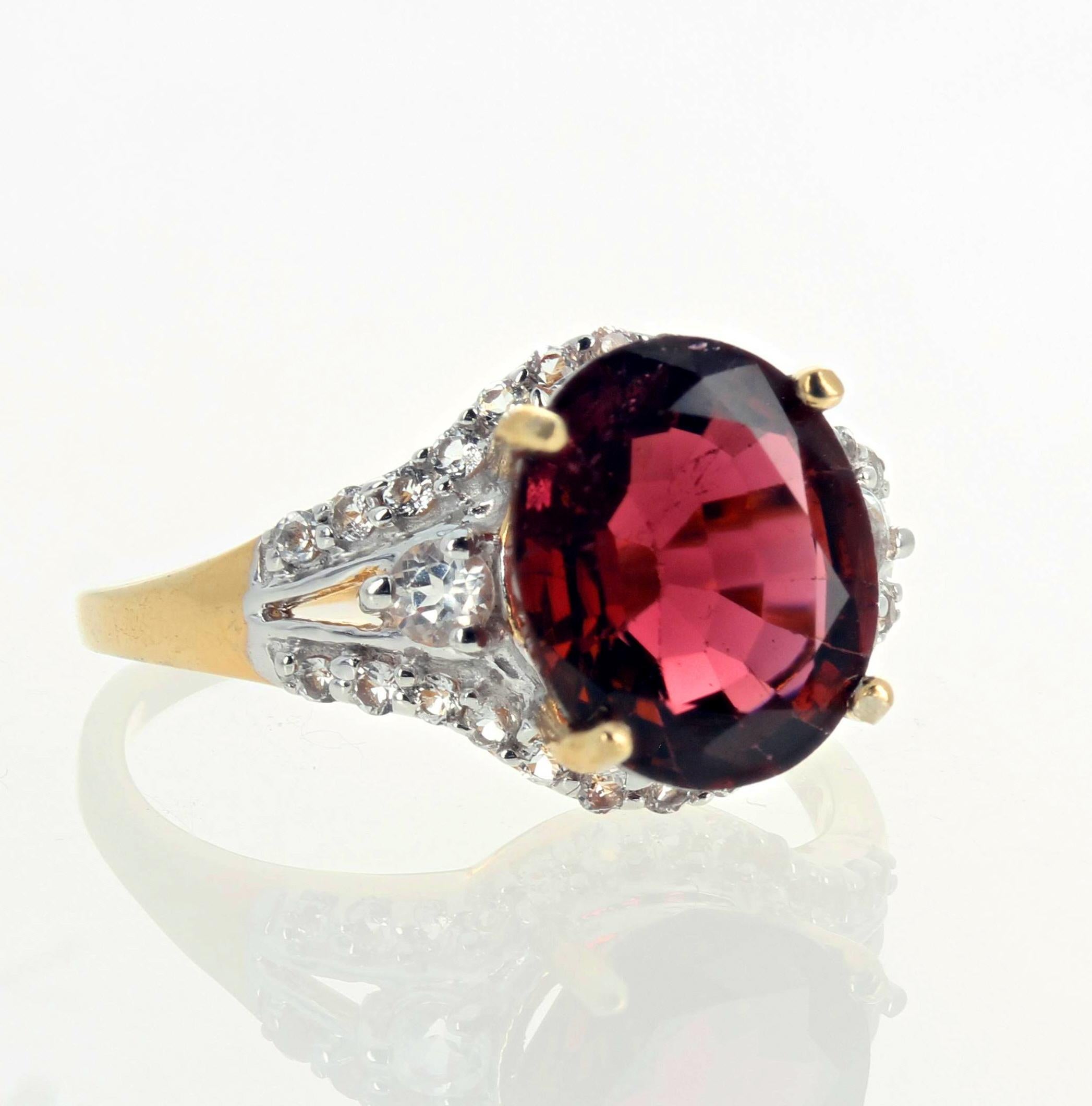 Ce superbe zircon rouge naturel ovale intense de 4 carats est serti de minuscules diamants étincelants dans cette bague classique en or jaune 14K de taille 7 (taille standard gratuite).  Le zircon rouge central est plus brillant et beaucoup plus