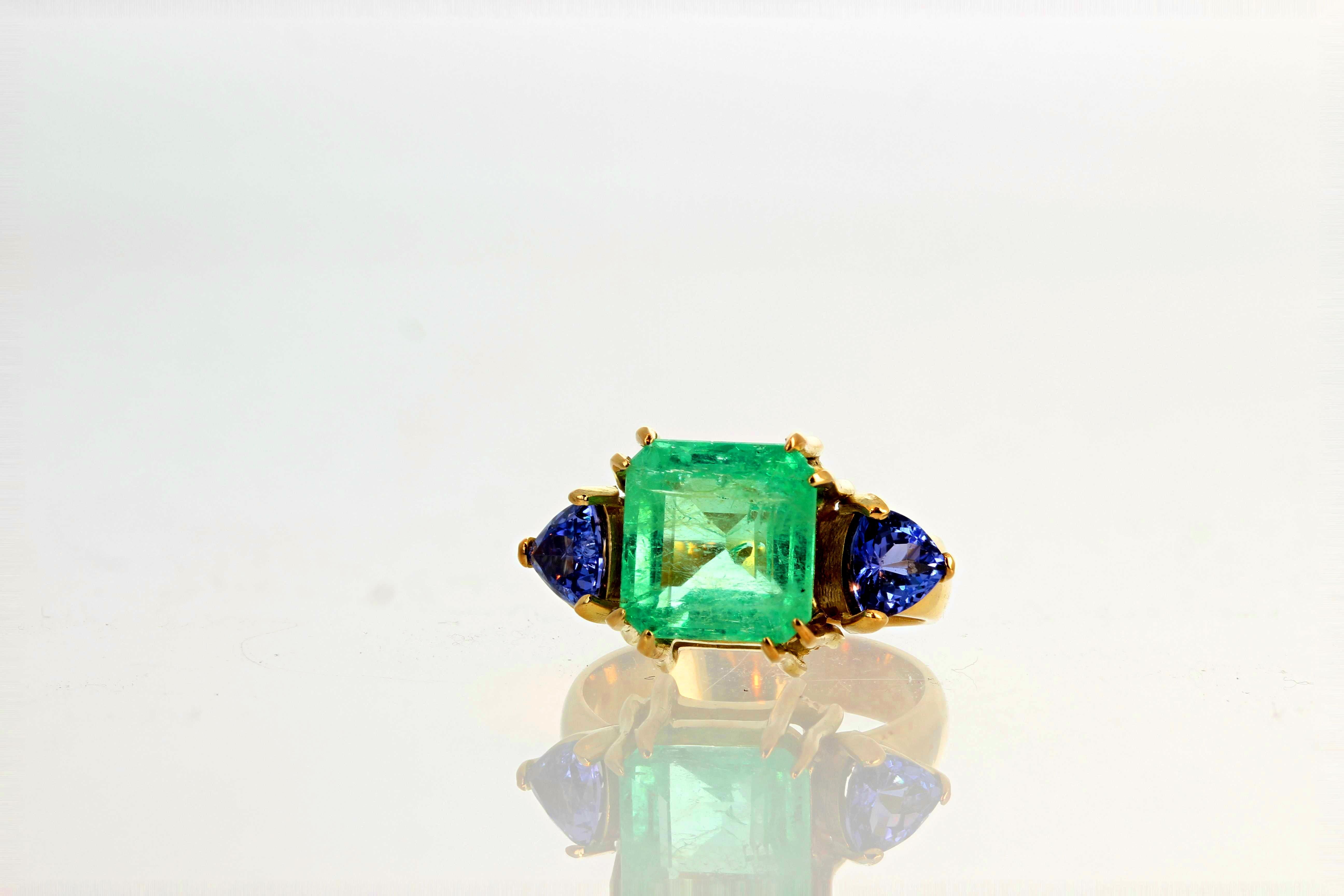 Gemjunky Elegant 2.8 Ct. Emerald & Natural Blue Tanzanite 18K Gold Cocktail Ring In New Condition In Raleigh, NC