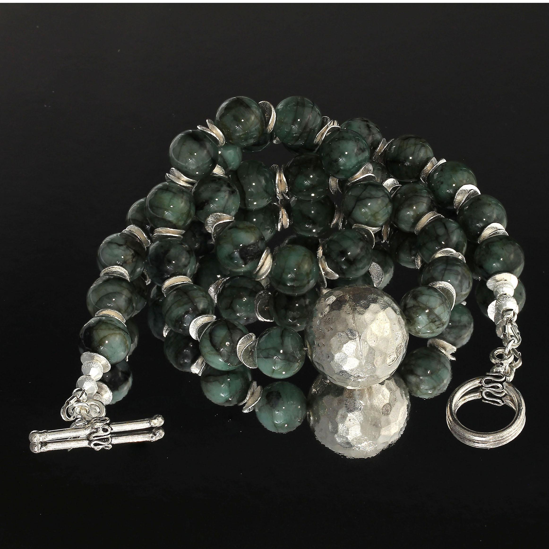 Elegant Emerald and Silver Necklace  May Birthstone In New Condition In Raleigh, NC