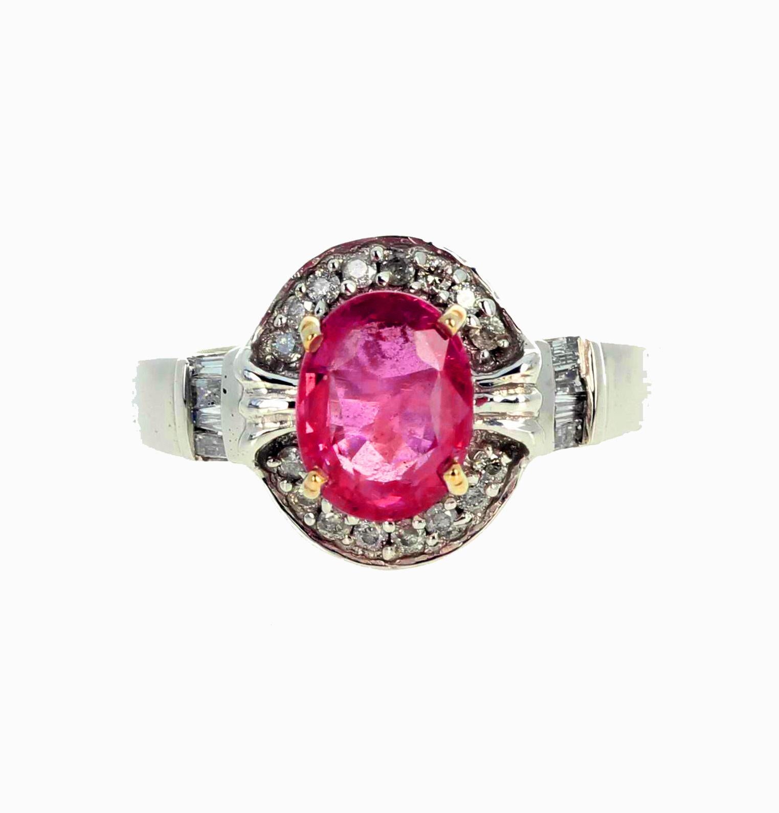 Questo bellissimo zaffiro ovale scintillante di colore viola rosato da 1,17 carati naturali (8 mm x 6,3 mm) è circondato da 0,25 carati di scintillanti diamanti bianchi incastonati in questo delizioso anello in oro bianco 10 carati di taglia 7 (la