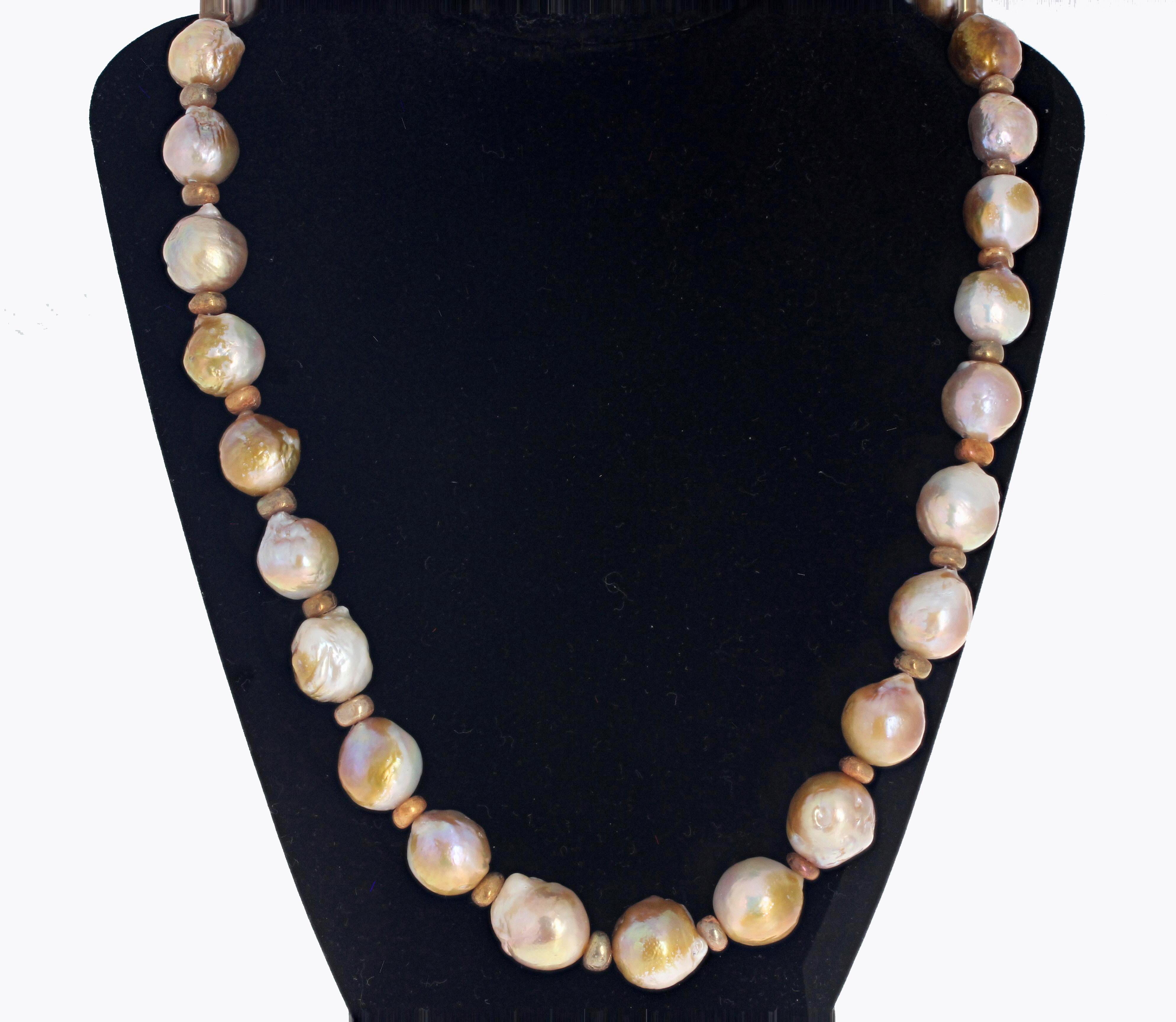 Taille ronde AJD Dramatic Real Goldy Glowing Cultured Ocean Pearl Collier en vente