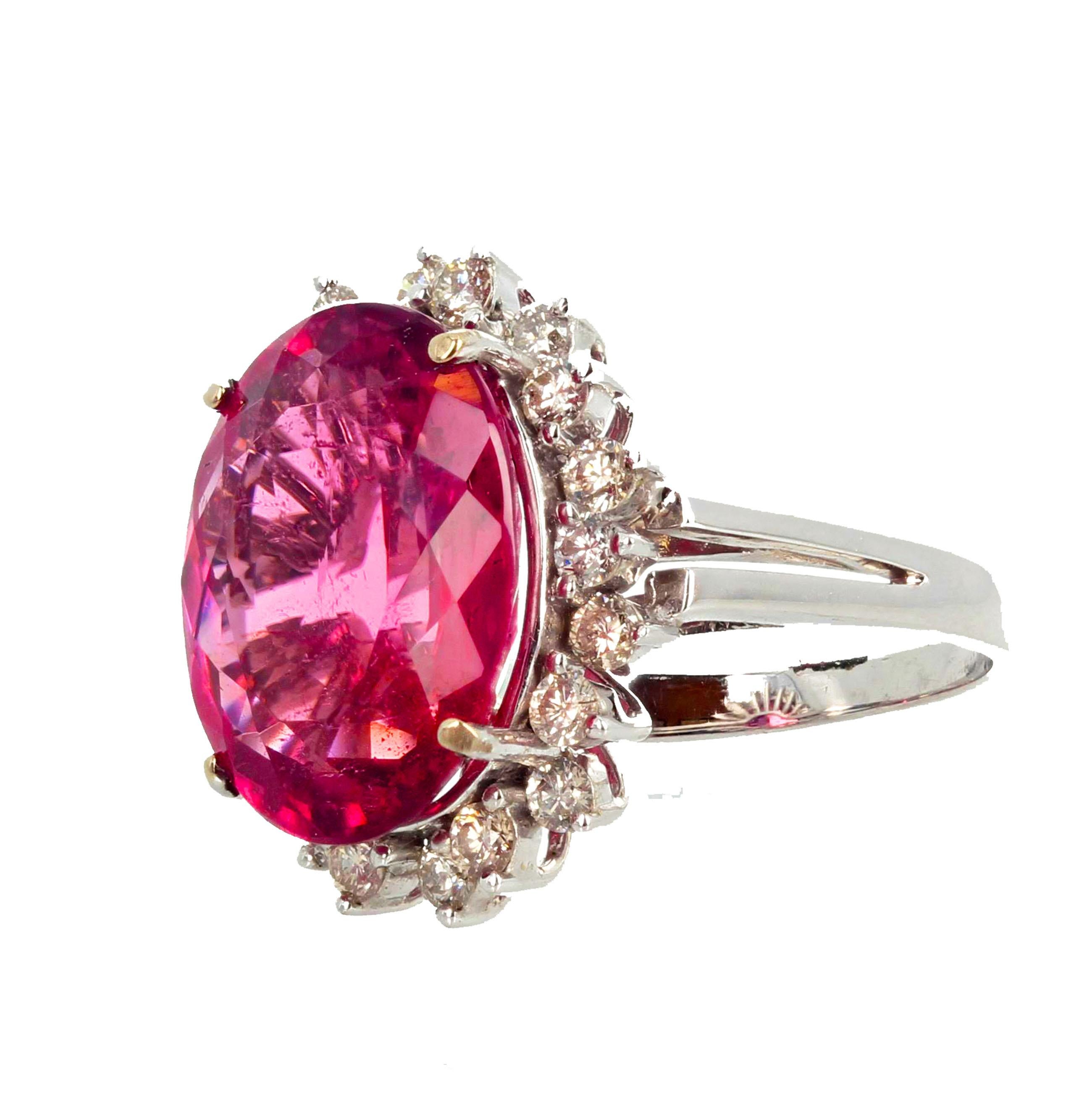 Taille ovale AJD Superbe bague en or, tourmaline rubellite rouge brillante 6,5 carats et diamants en vente