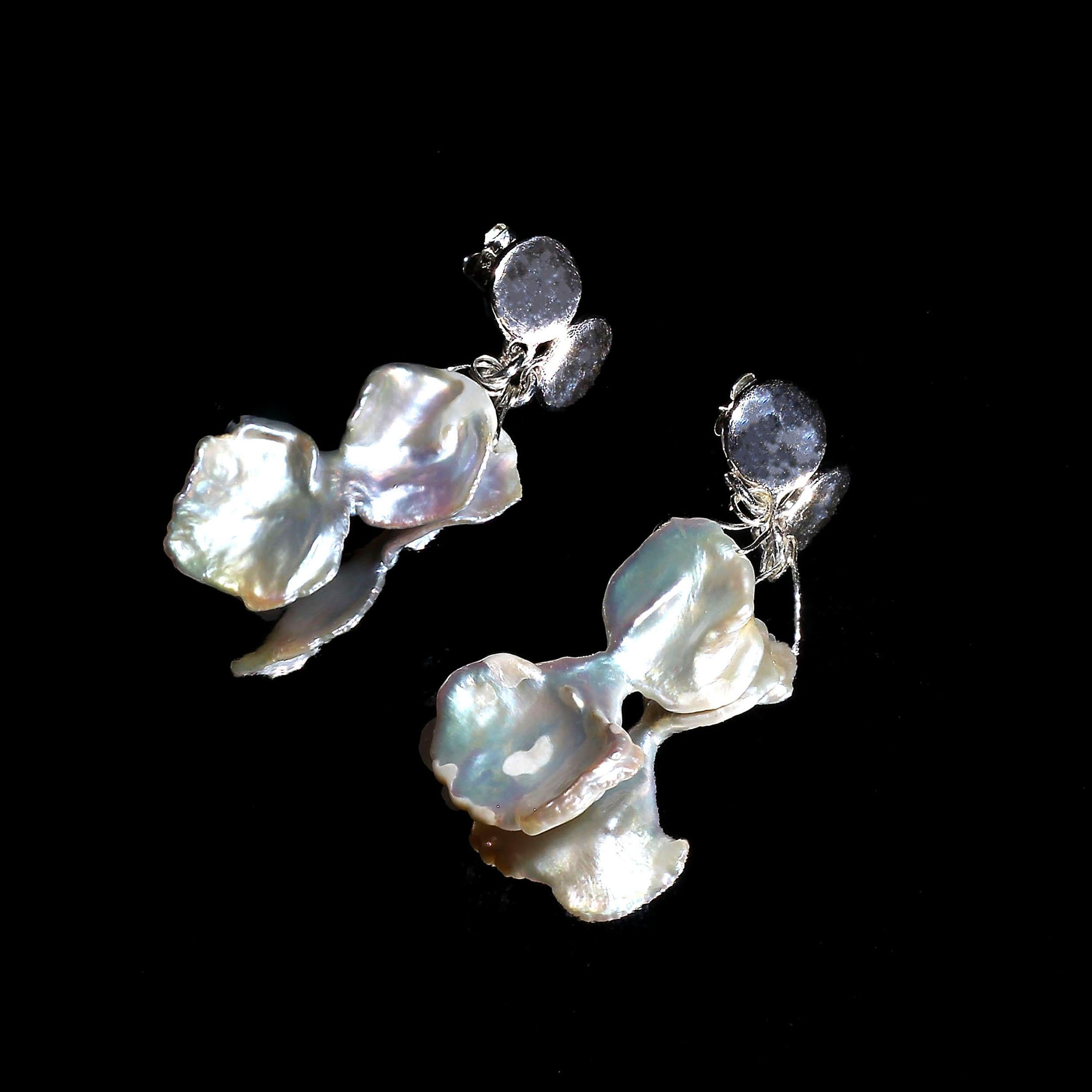 Gemjunky Hour Glass Shaped Pearl Dangle Earrings with Sterling Silver In New Condition In Raleigh, NC