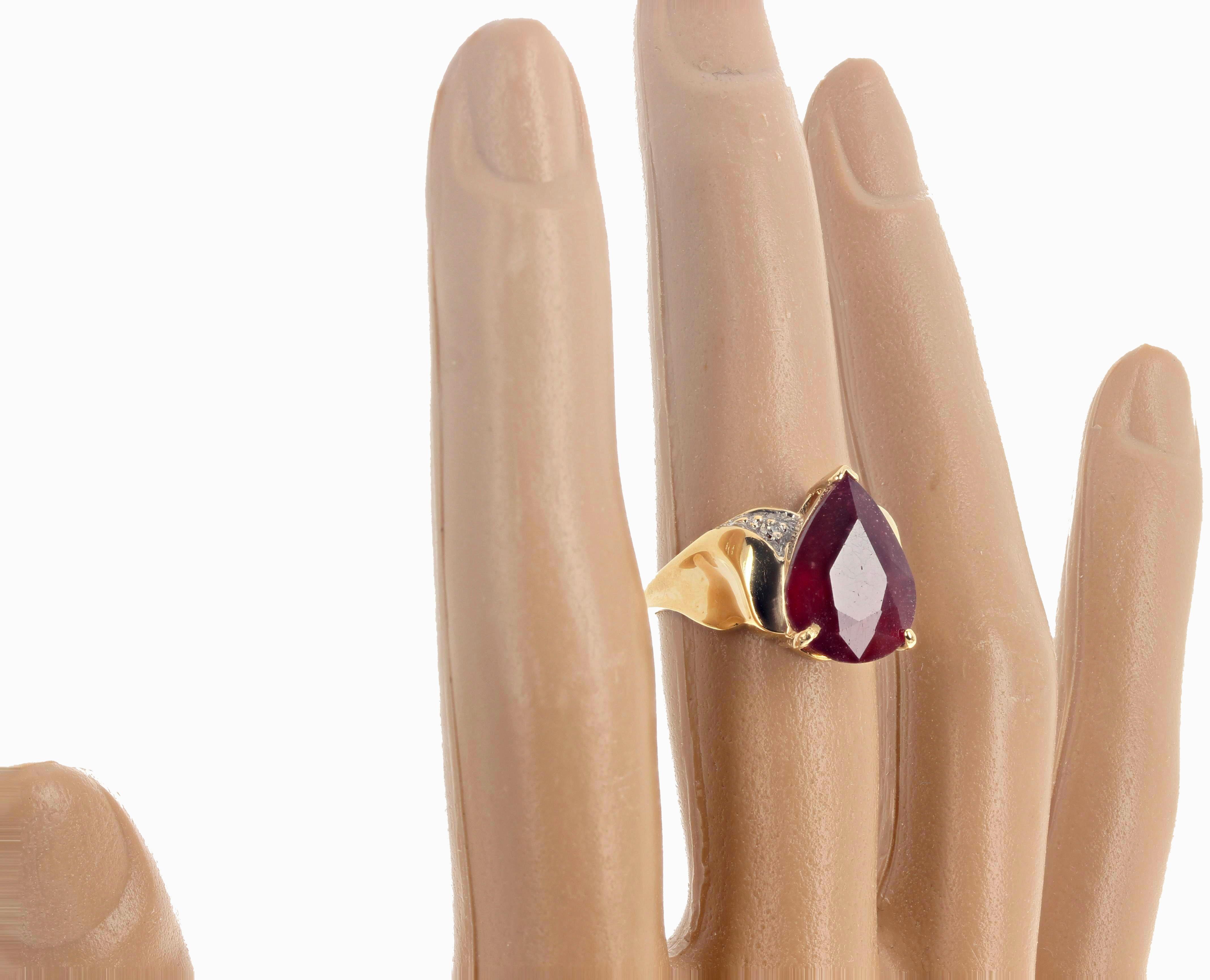 AJD Intense GLOWING Red 7,78 Ct. Bague en or jaune 14 carats avec saphir naturel et diamants Unisexe en vente