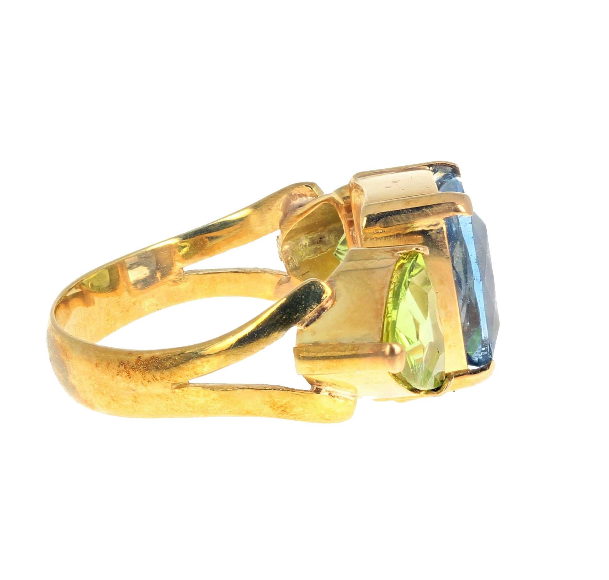 AJD Magic Natural Color Change 5 Carat Fluorite & Intense Peridot 18K Gold Ring For Sale 2