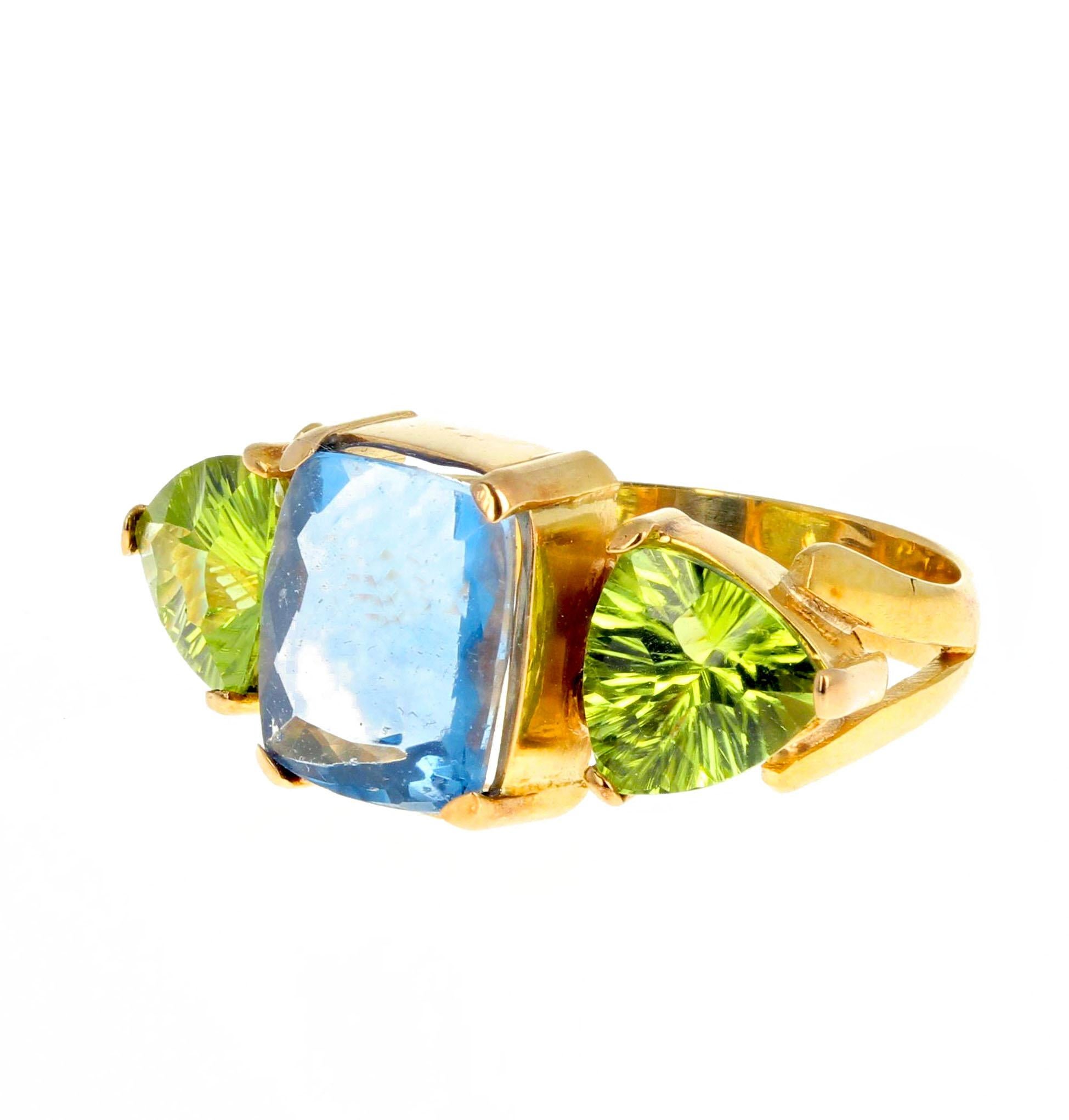 Gemjunky Magic Color Change 5 Carat Fluorite and Intense Peridot 18K Gold Ring In New Condition In Raleigh, NC