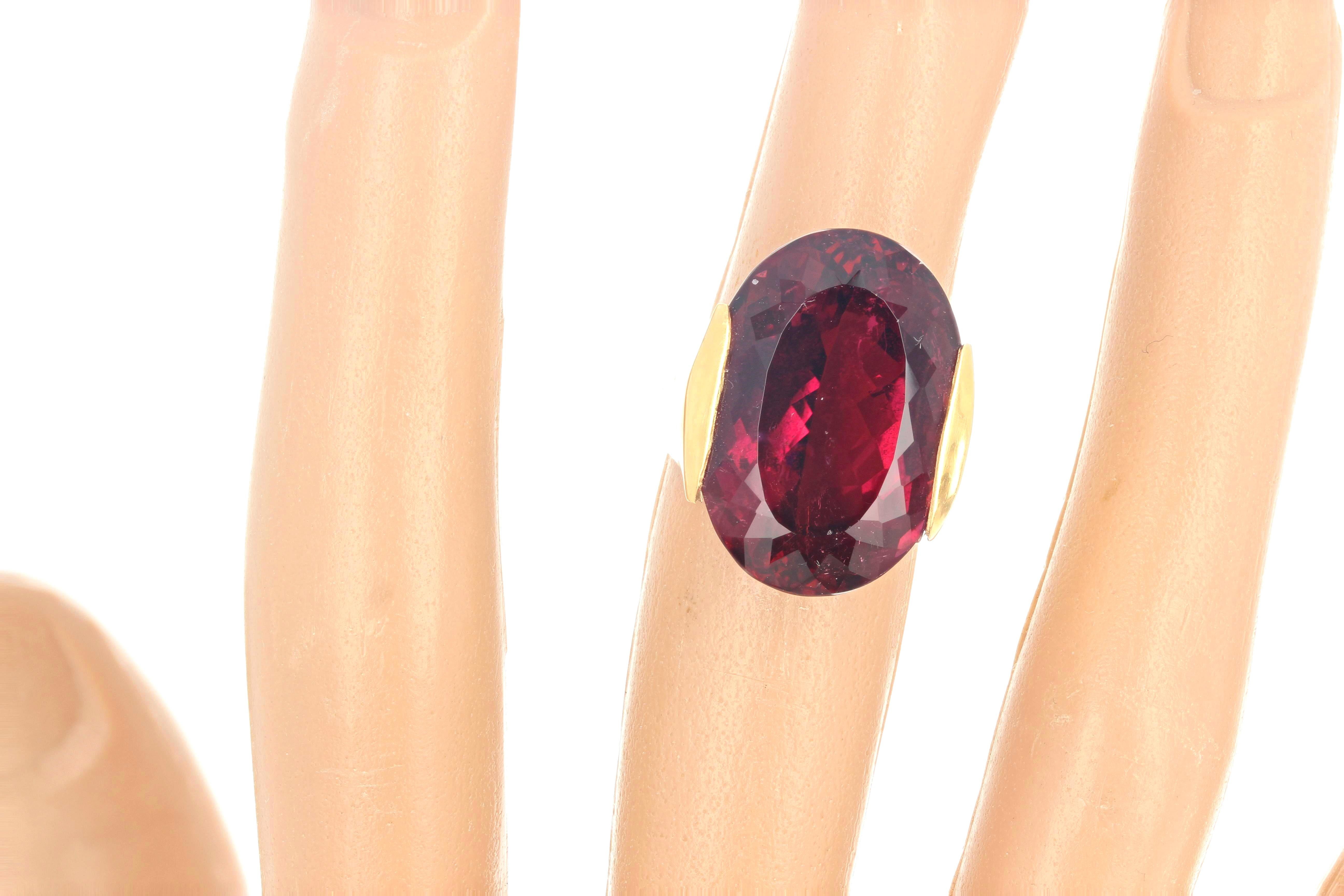 Gemjunky Beyond Bright Intense 22Cts Rubelite Tourmaline 18K Gold Cocktail Ring In New Condition In Raleigh, NC
