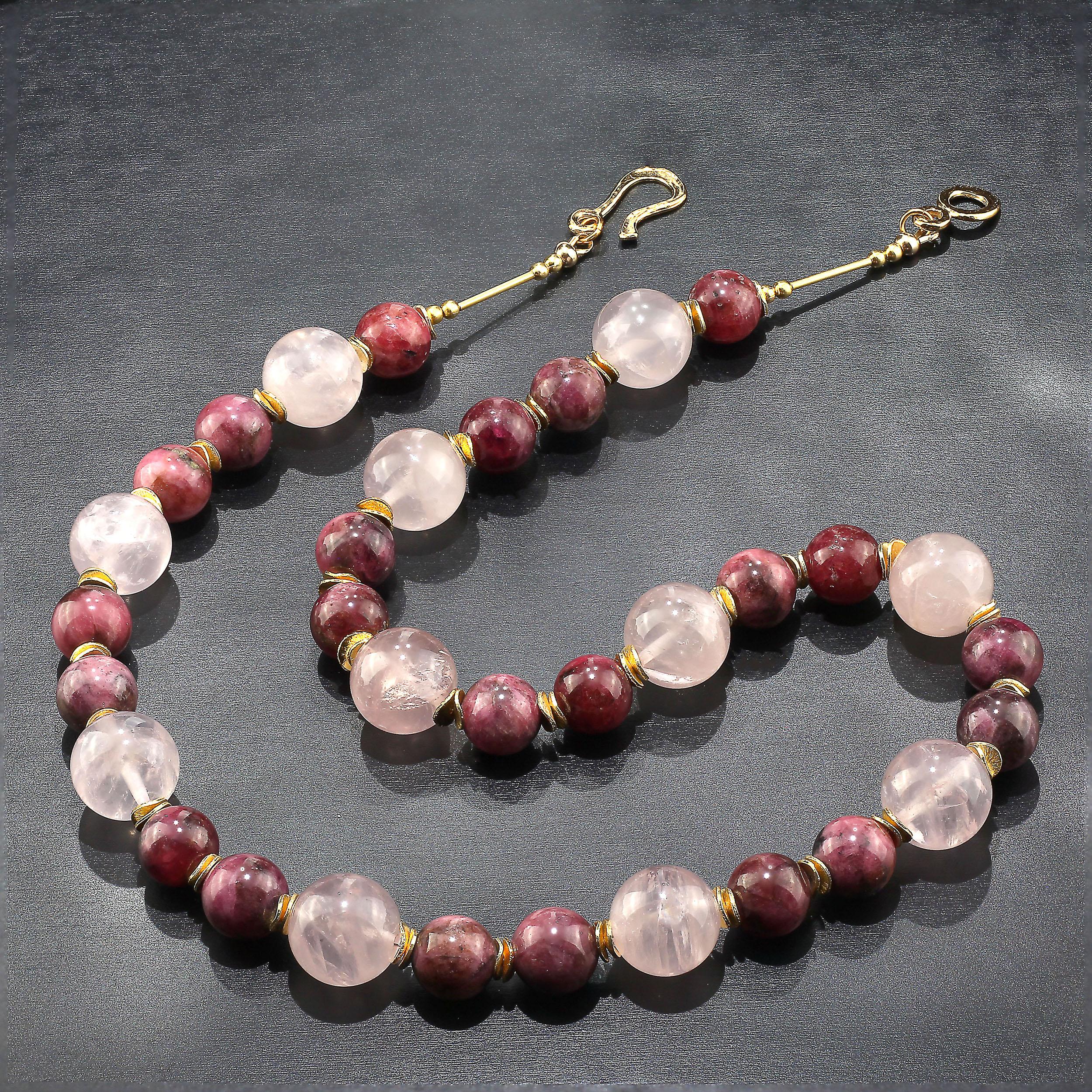 Le rose et le mauve/framboise réunis donnent du relief à ce collier.  La rhodonite est une si belle pierre précieuse.  Il s'agit essentiellement de diverses nuances de rose avec des dendrites d'oxyde de manganèse noir.  Ces pierres précieuses sont