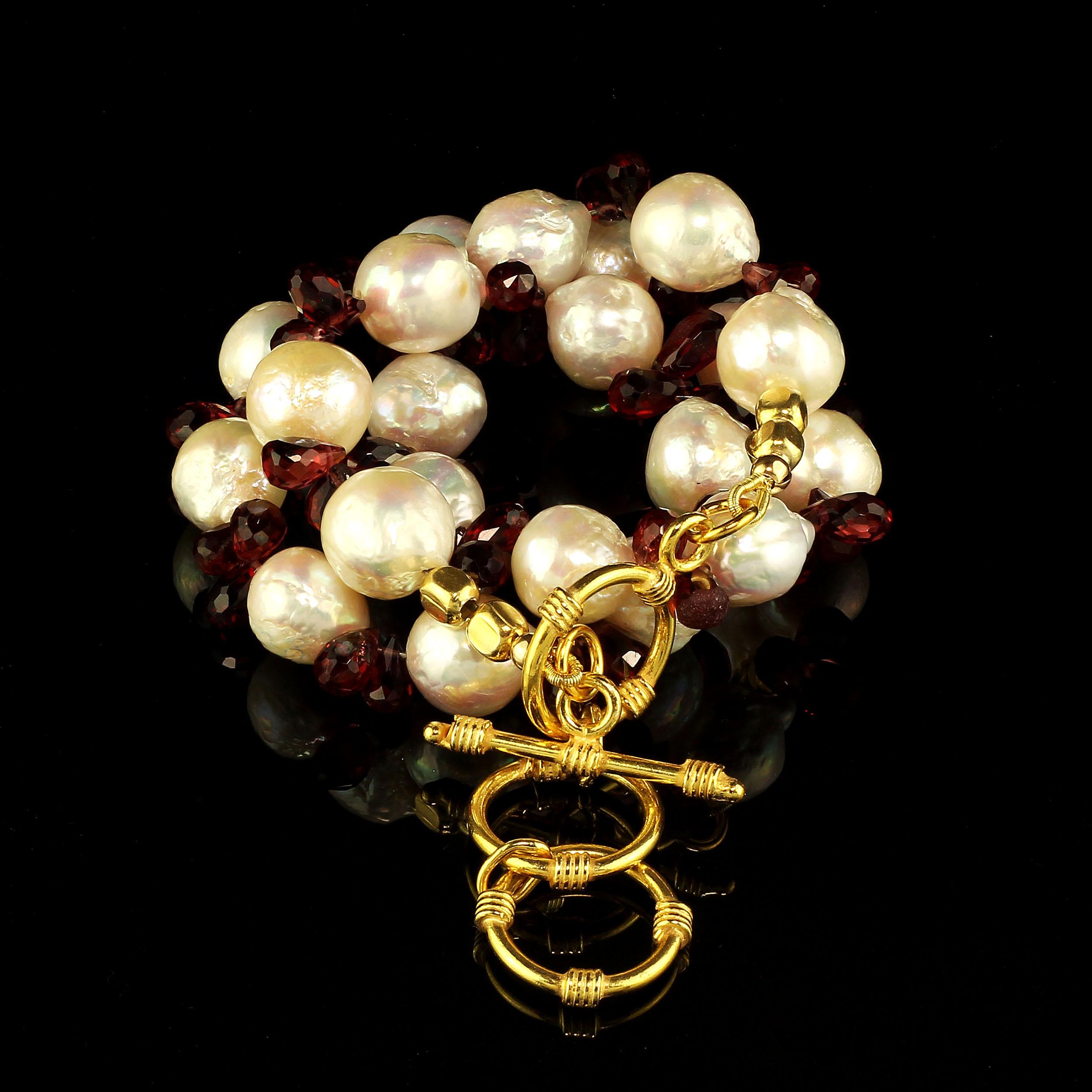AJD Cremefarbene Perlen & Granat Briolette 14 Zoll Choker Halskette Januar Geburtsstein für Damen oder Herren im Angebot
