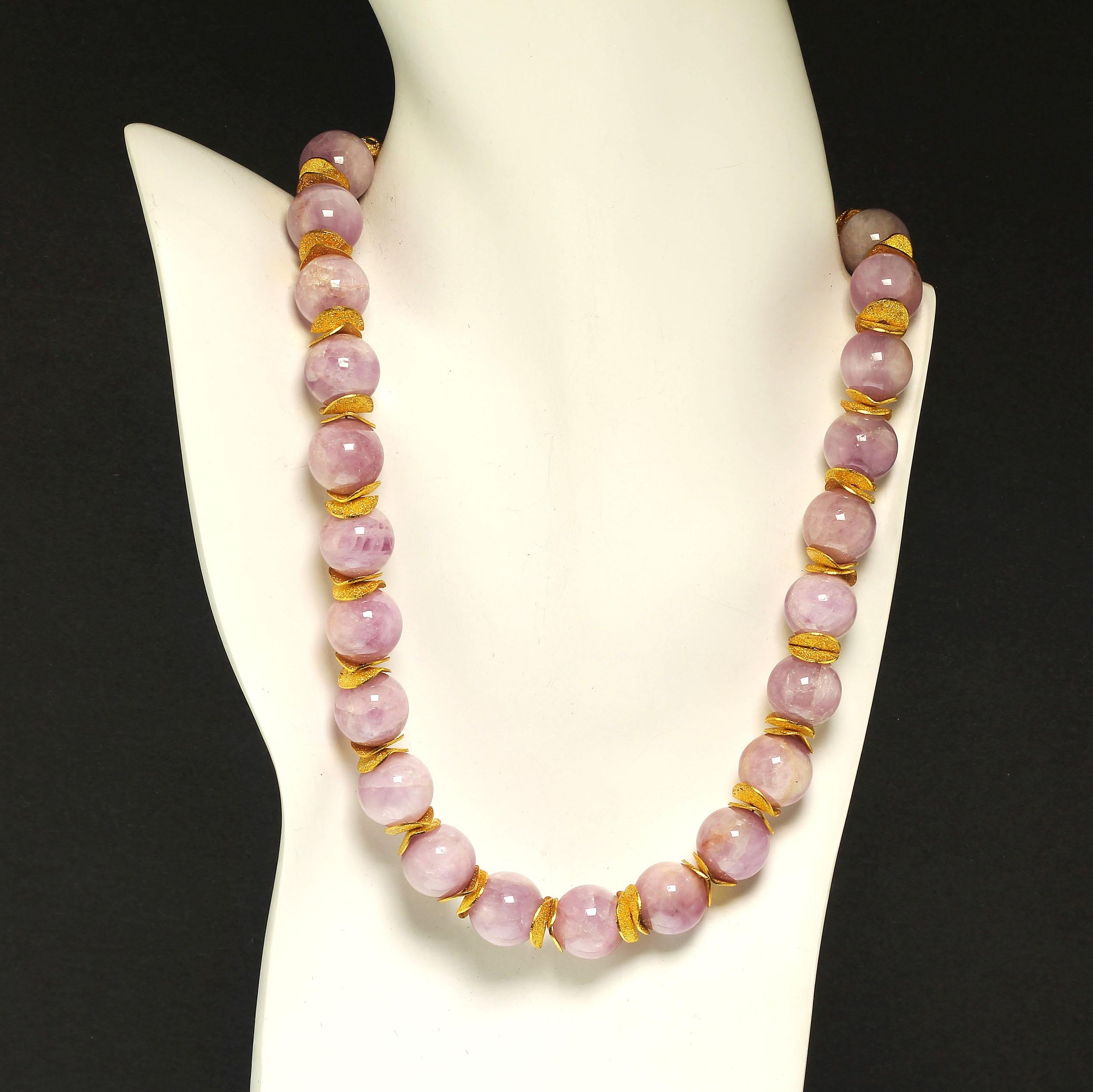 16 Zoll Halskette mit rosa Kunzit und goldfarbenen Akzenten von JD für Damen oder Herren im Angebot