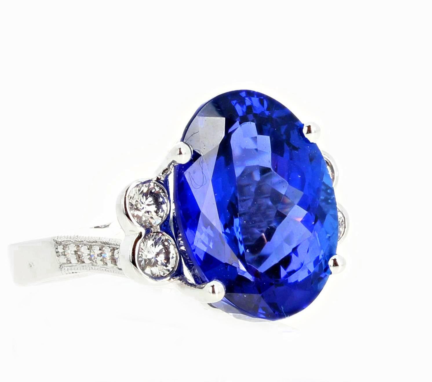 AJD ABSOLUTAMENTE MAGNÍFICO Anillo de oro con tanzanita y diamantes auténticos de 15,25 quilates Corte oval en venta