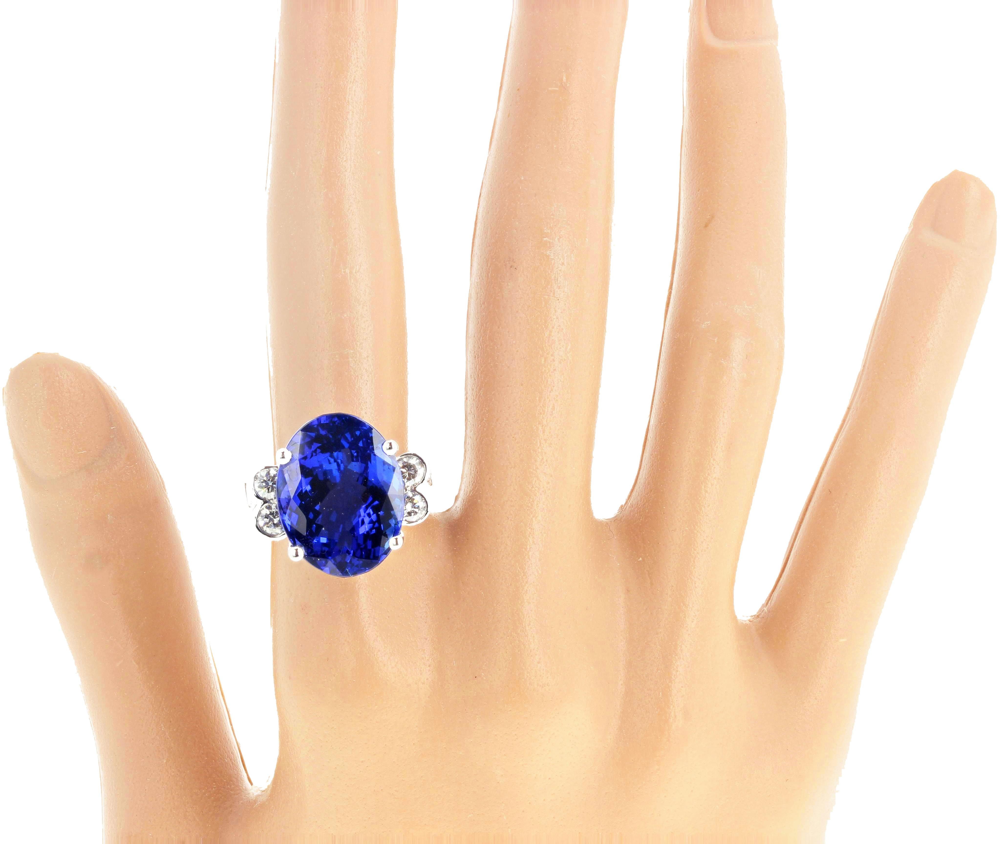AJD ABSOLUTAMENTE MAGNÍFICO Anillo de oro con tanzanita y diamantes auténticos de 15,25 quilates en Nuevo estado para la venta en Raleigh, NC