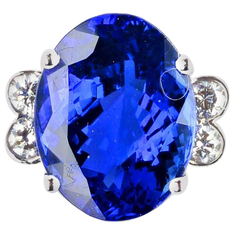 SIN DESCONCHONES NI ARAÑAZOS:  Este icónico e impresionante anillo de tanzanita de 15,25 quilates de color azul intenso con destellos púrpura está realzado con 4 brillantes diamantes blancos - aprox. 1/2 quilate - engastados en este precioso anillo