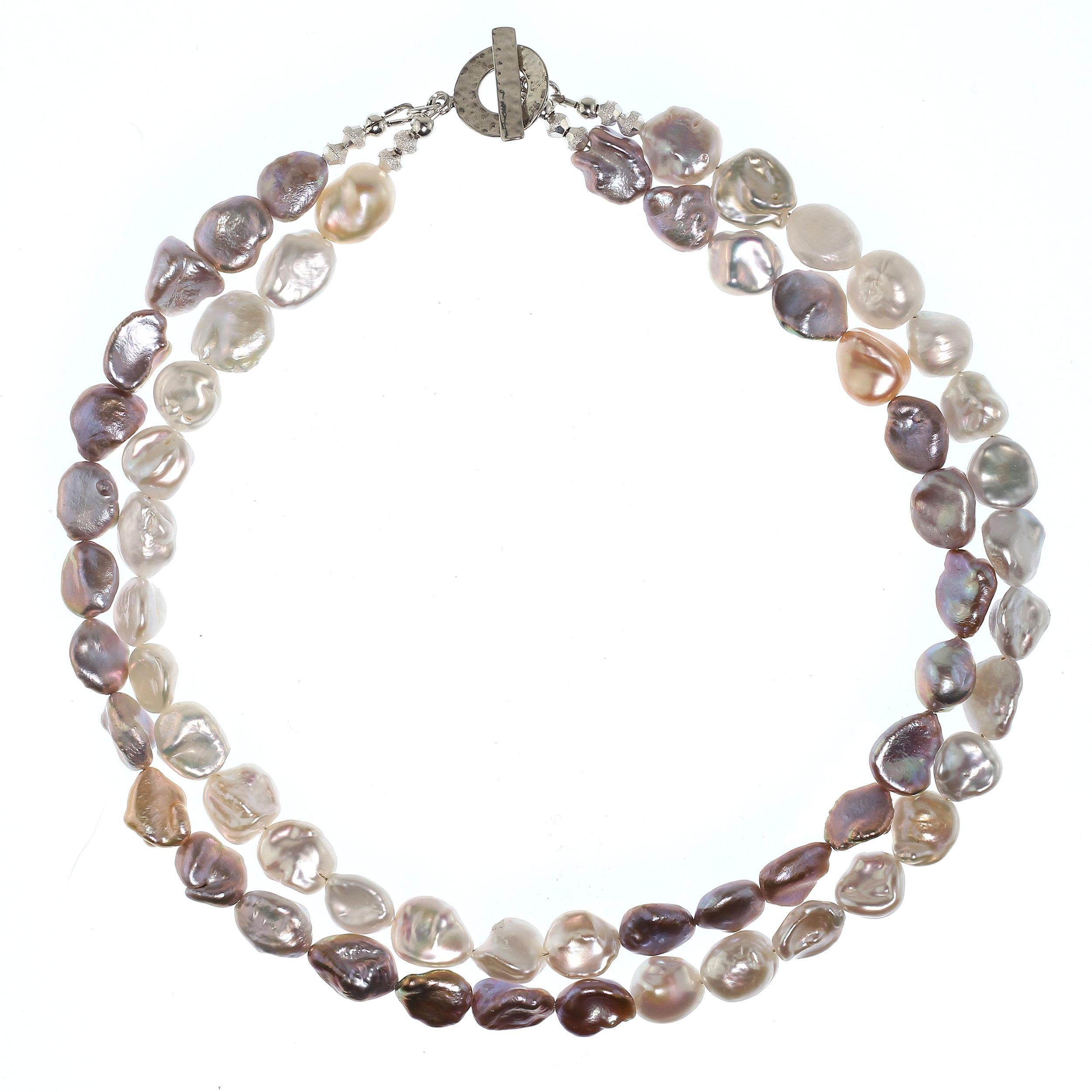 Halskette, AJD 15 Zoll, zweireihig, Perlen in Silber und Wei, Kreuz ber Muster  im Zustand „Neu“ im Angebot in Raleigh, NC