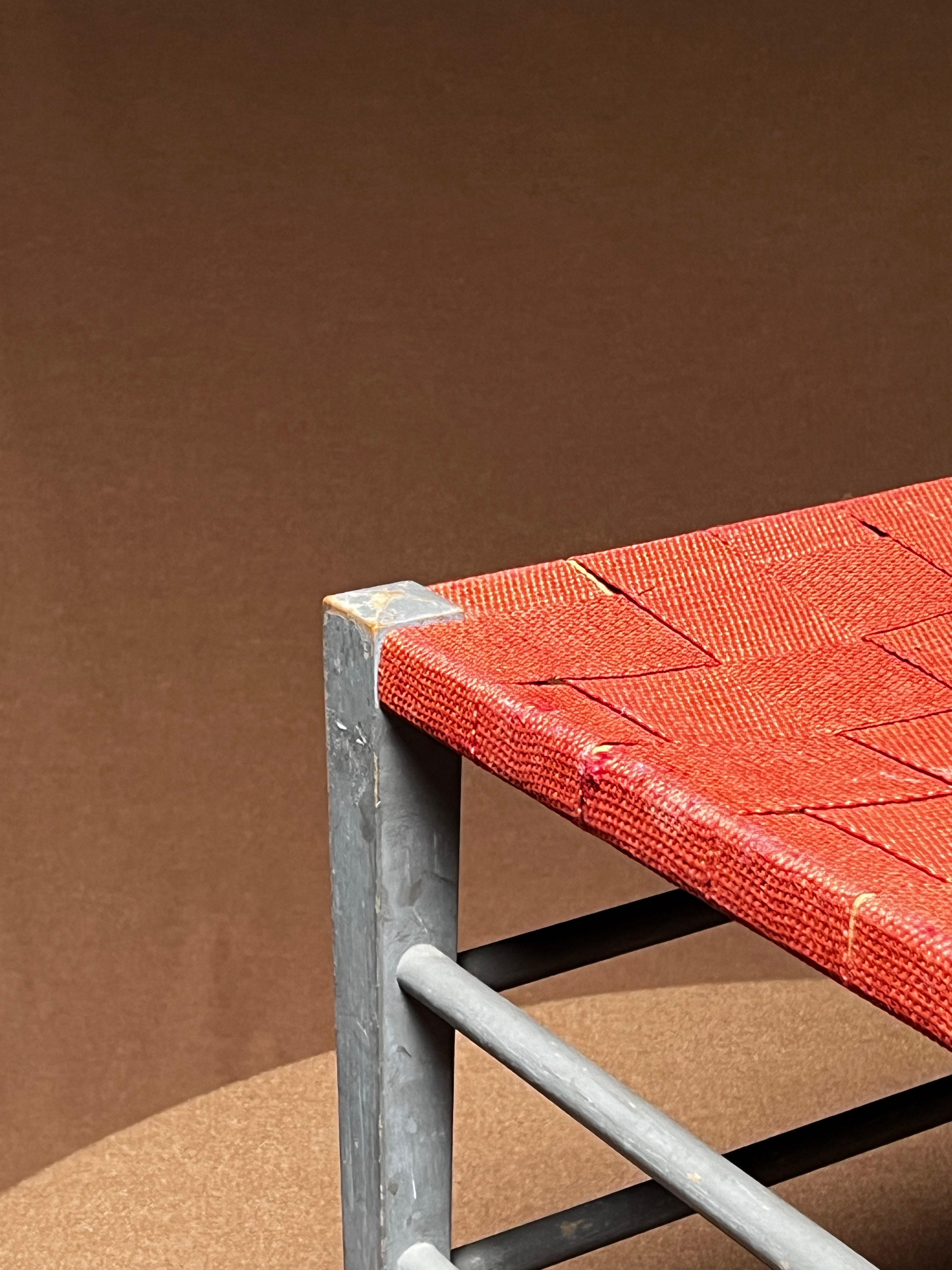 Scandinavo moderno Gemla  Sgabello anni '30 in betulla massiccia verniciata + strisce rosse Tutto originale decorativo in vendita
