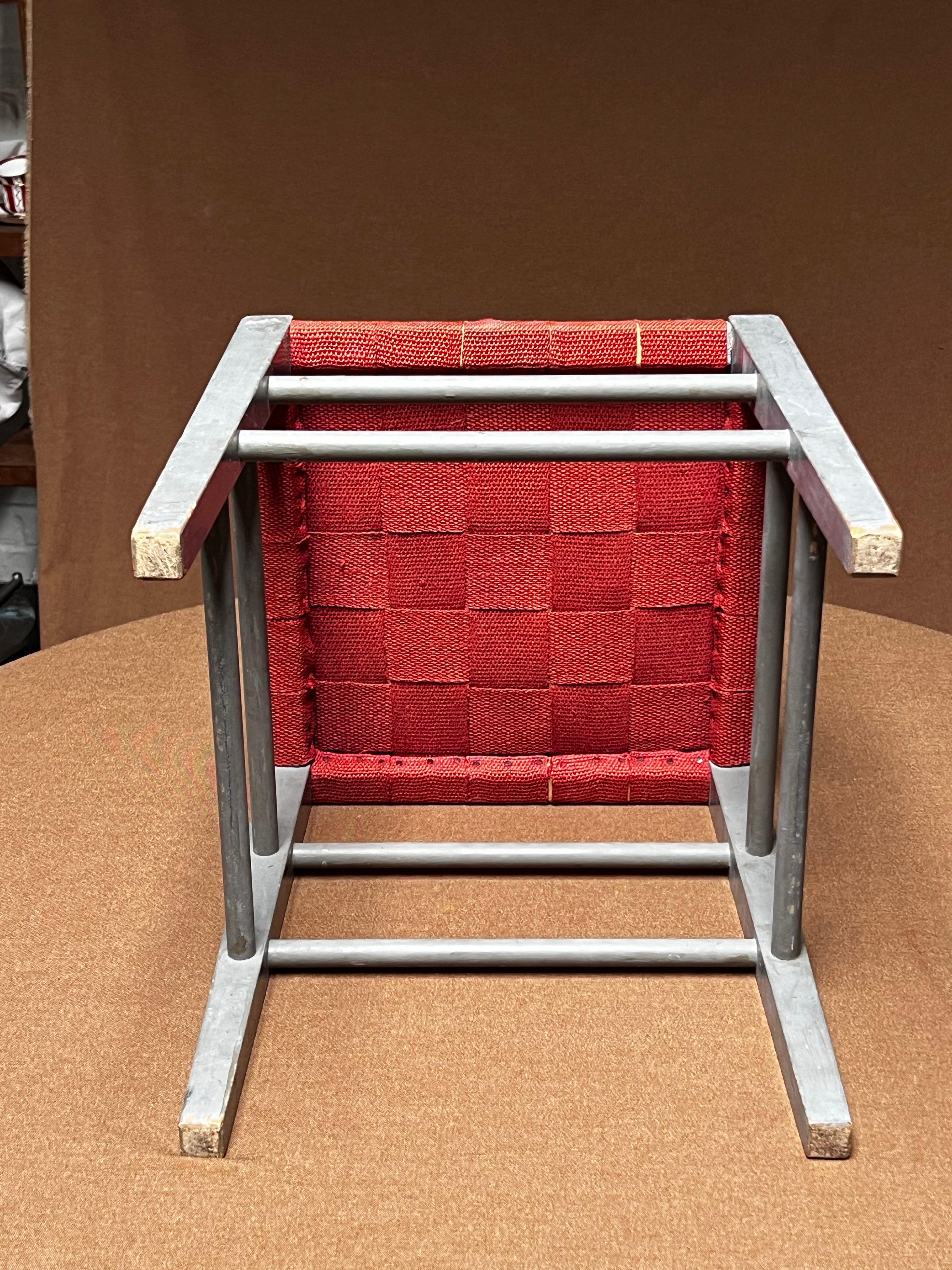 Fatto a mano Gemla  Sgabello anni '30 in betulla massiccia verniciata + strisce rosse Tutto originale decorativo in vendita