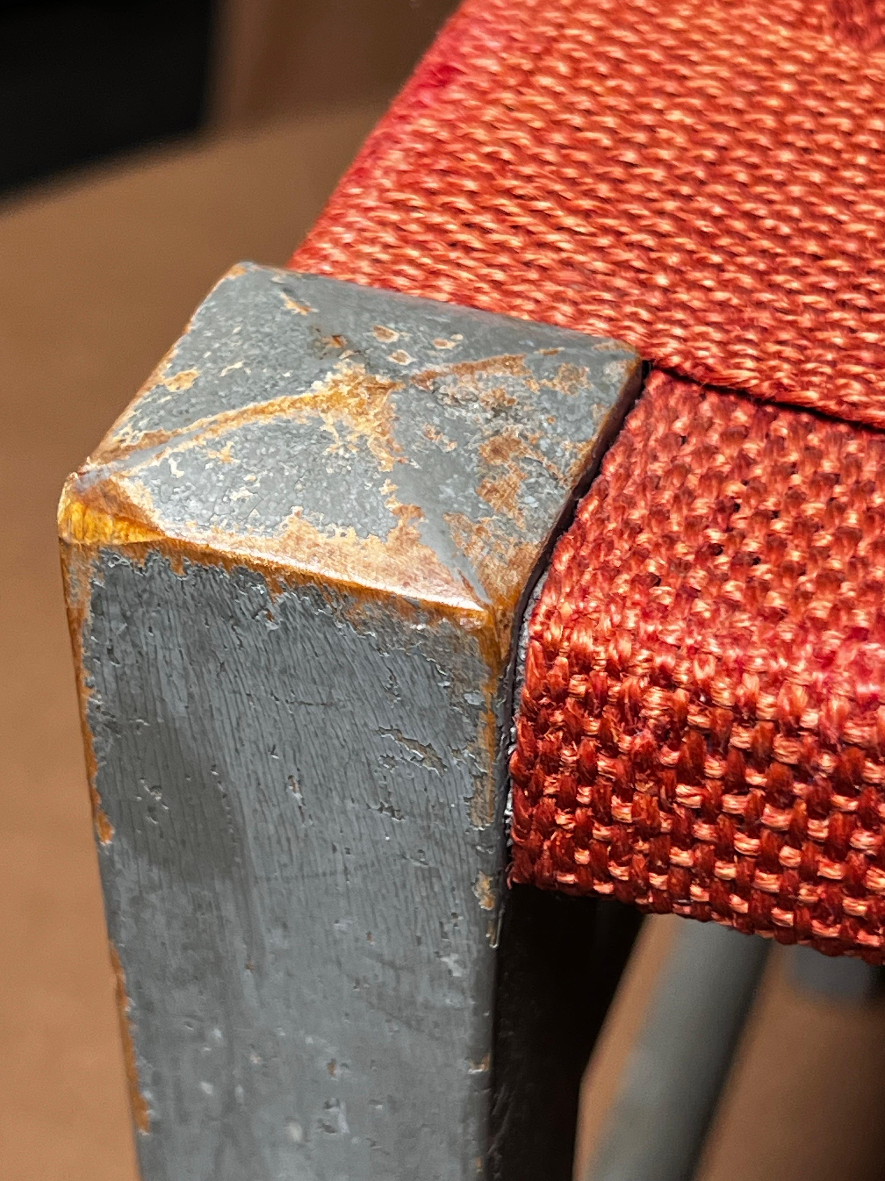 Gemla  Sgabello anni '30 in betulla massiccia verniciata + strisce rosse Tutto originale decorativo In condizioni buone in vendita a Forest, BE