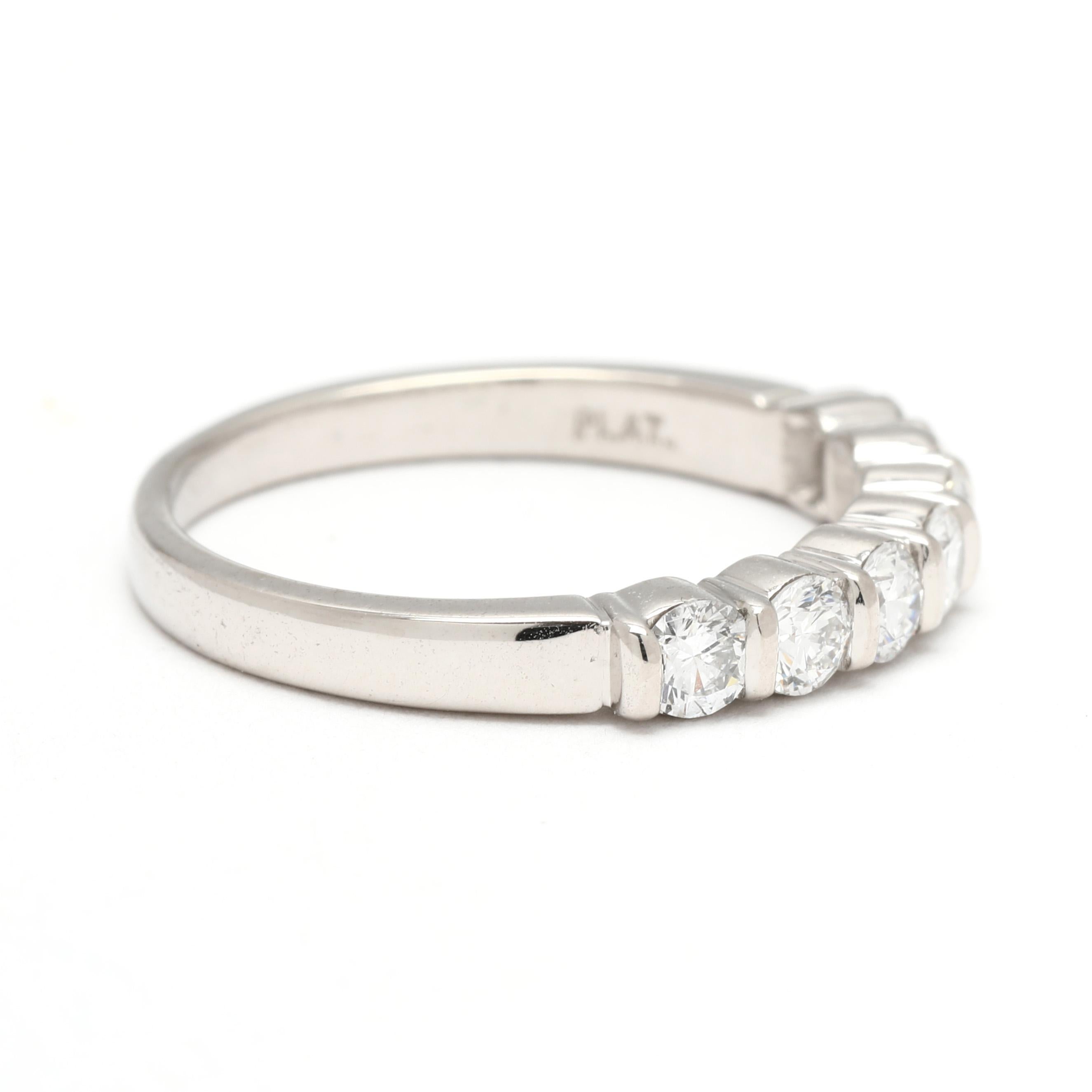 Steine:
Diamant, 7 Steine
runder Brillantschliff
2.9 mm
etwa 0,70 Karat insgesamt
FG Farbe/ VS1 - 2 Klarheit

Ring Größe 6.25

Erhebung vom Finger: 3 mm

Breite: 3.1 mm

Gewicht: 2,7 dwts. / 4,2 Gramm

Briefmarken: 