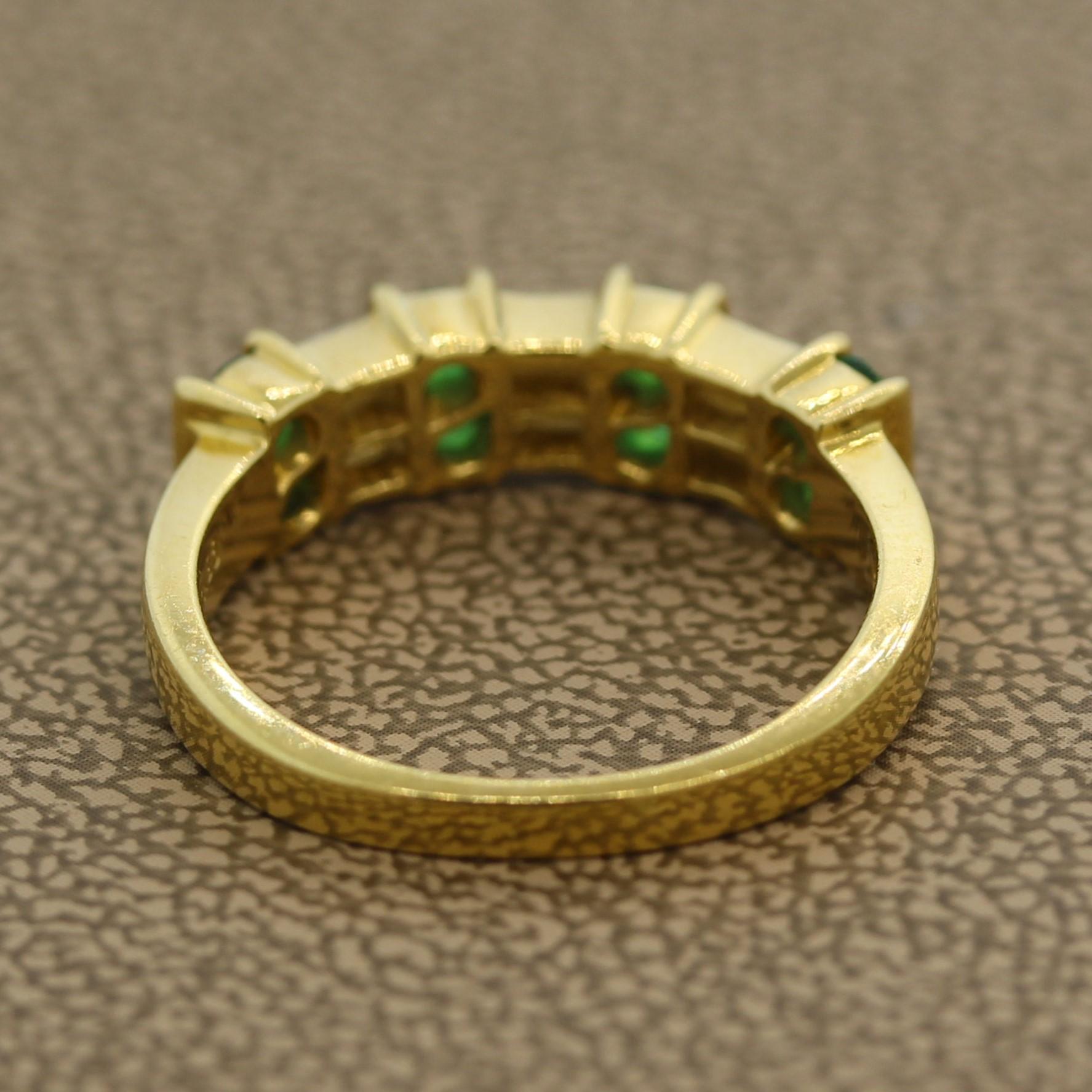 Gemlok Diamond Emerald Gold Band Ring In New Condition For Sale In Beverly Hills, CA