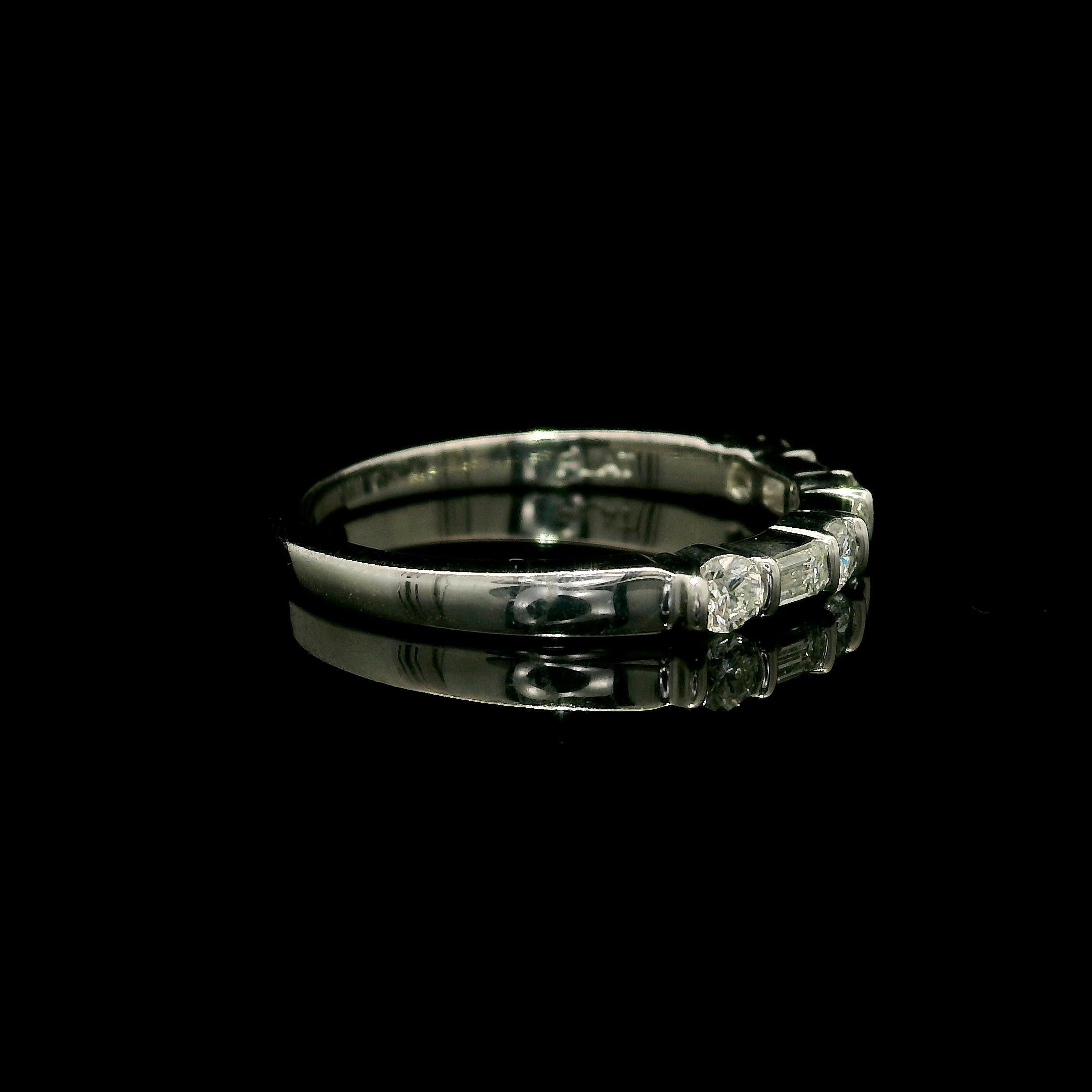 Brilliant Cut Gemlok Platinum 0.55ctw Alternating Emerald & Round Cut Diamond Band Ring For Sale