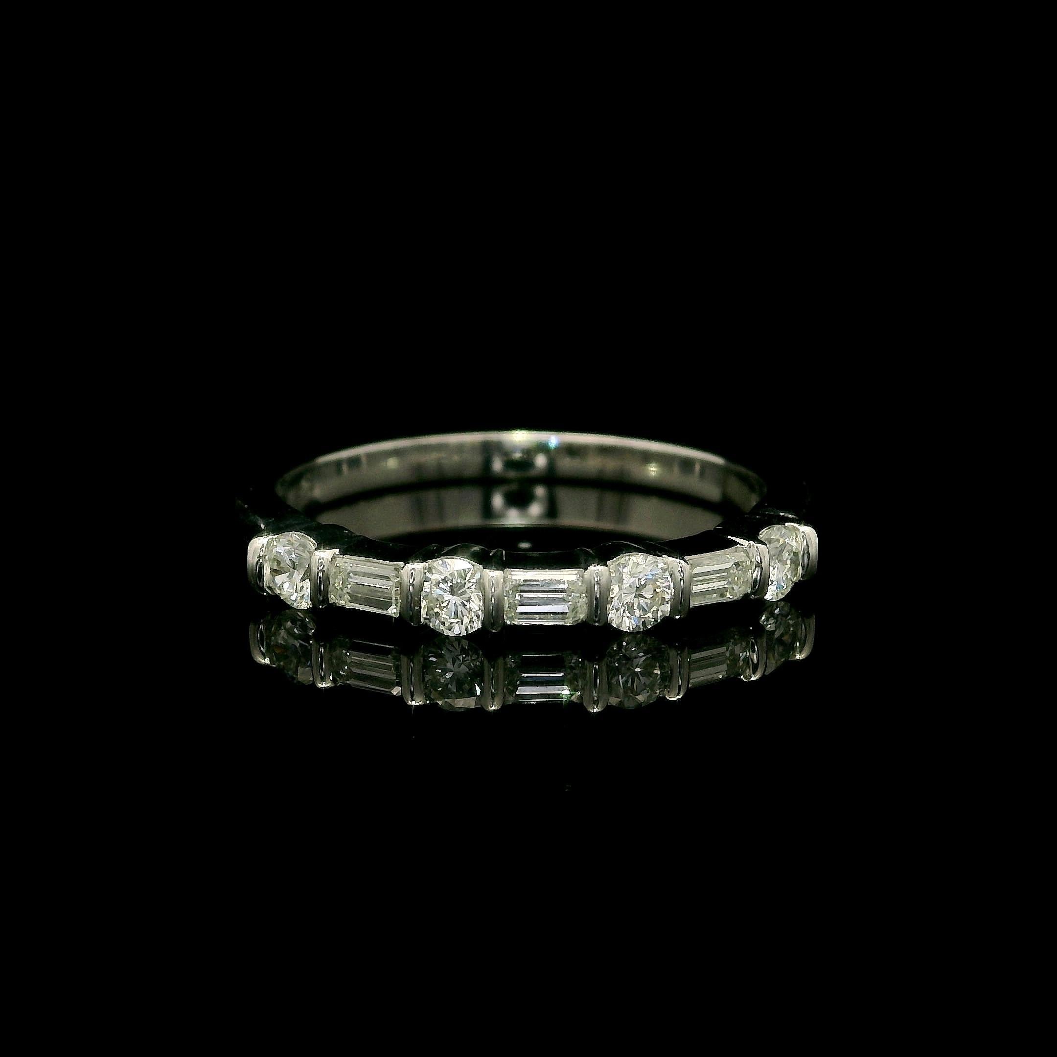 Gemlok Platinum 0.55ctw Alternating Emerald & Round Cut Diamond Band Ring For Sale 2