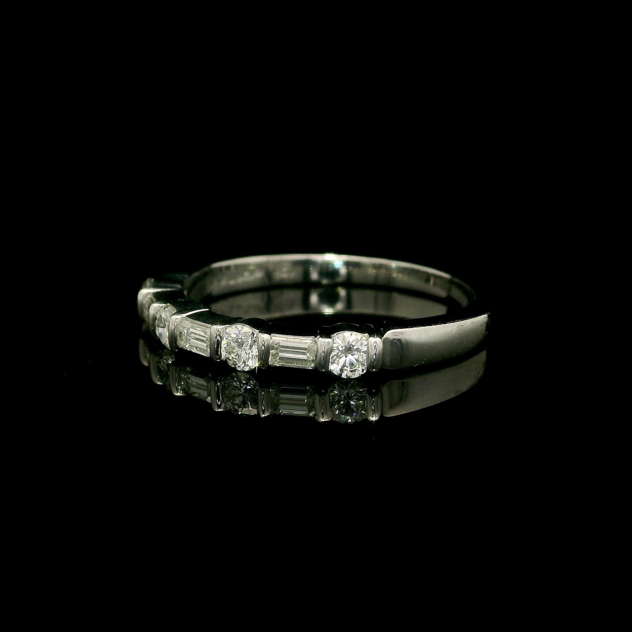 Gemlok Platinum 0.55ctw Alternating Emerald & Round Cut Diamond Band Ring For Sale 4