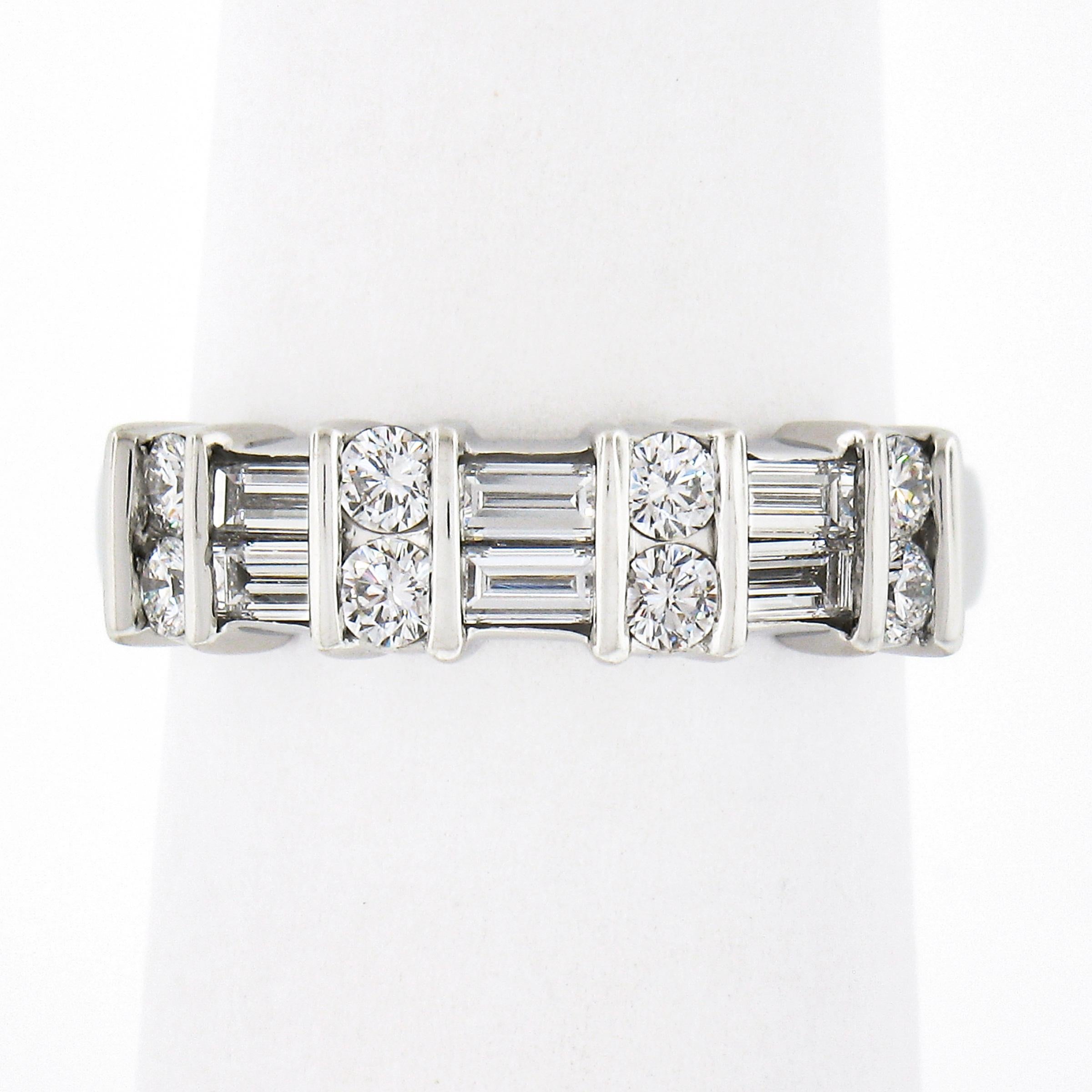 Dieser wunderschöne und sehr gut verarbeitete Ring wurde aus massivem Platin gefertigt und weist ein abwechselndes Muster aus runden Diamanten im Brillant- und geraden Diamanten im Baguetteschliff auf, die in der gesamten Oberseite des Rings fein
