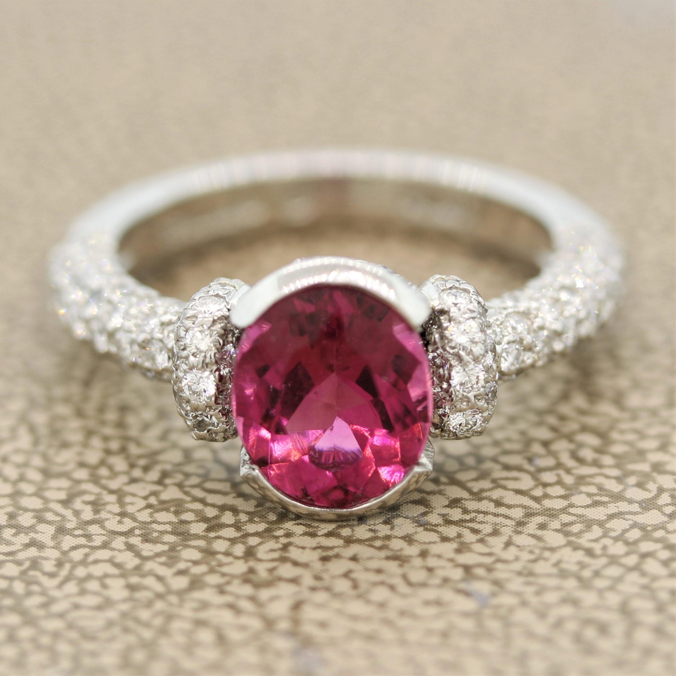 Un anello adorabile realizzato dai gioiellieri Gemlok. Presenta una tormalina rubellite di 2,00 carati, il termine commerciale per indicare una tormalina rossa pregiata. È privo di inclusioni visibili all'occhio, il che permette al colore rosso