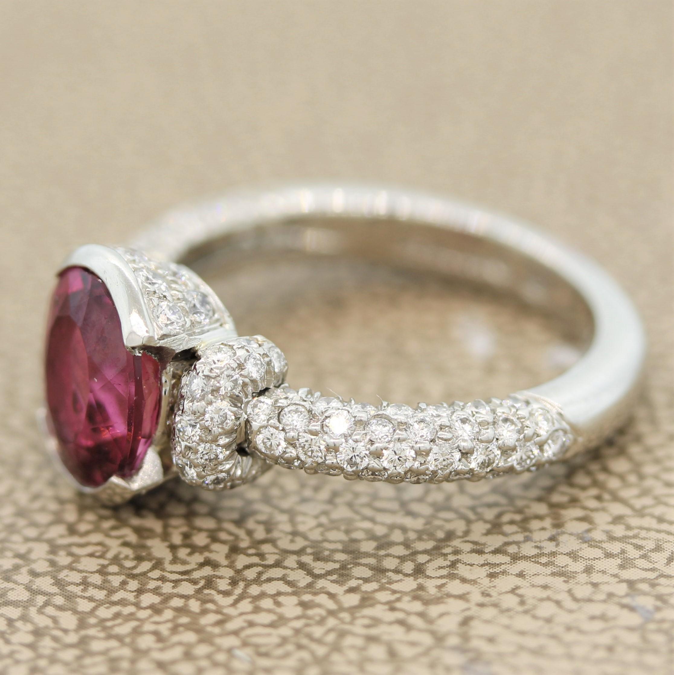 Taglio ovale Anello Gemlok con tormalina rubellite e diamante in platino in vendita