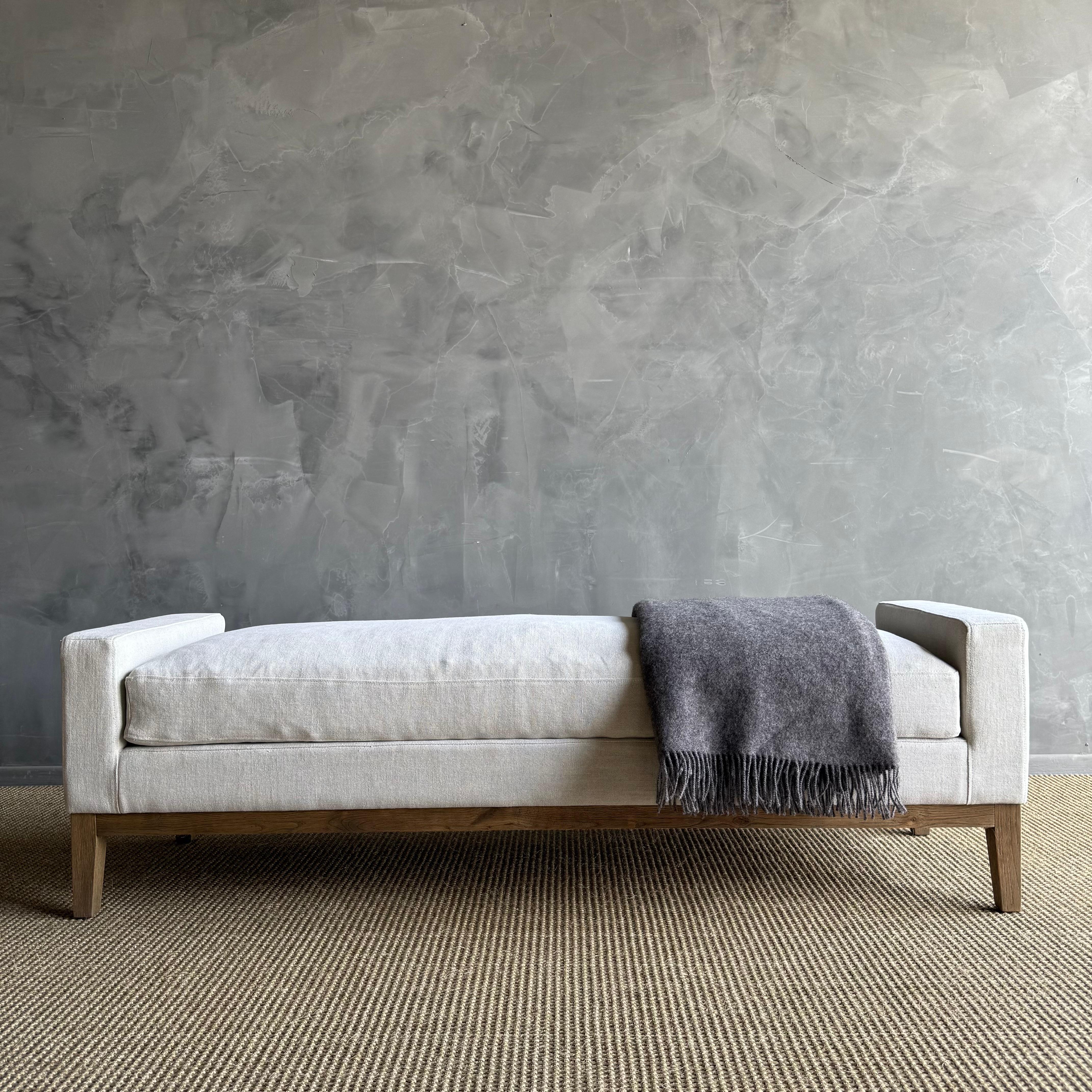Rehaussez l'aspect et la sensation de votre chambre à coucher avec ce banc de bout de lit chic en chêne blanc tapissé de lin. Doté d'un luxueux coussin en mousse enveloppé de duvet, ce banc ajoute non seulement une touche d'élégance à votre espace,