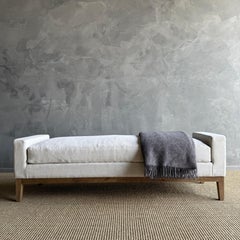 Gemma Belgian Linen Upholstered Oak End of the Bed Bench 65" (Banc de bout de lit en chêne tapissé de lin belge)