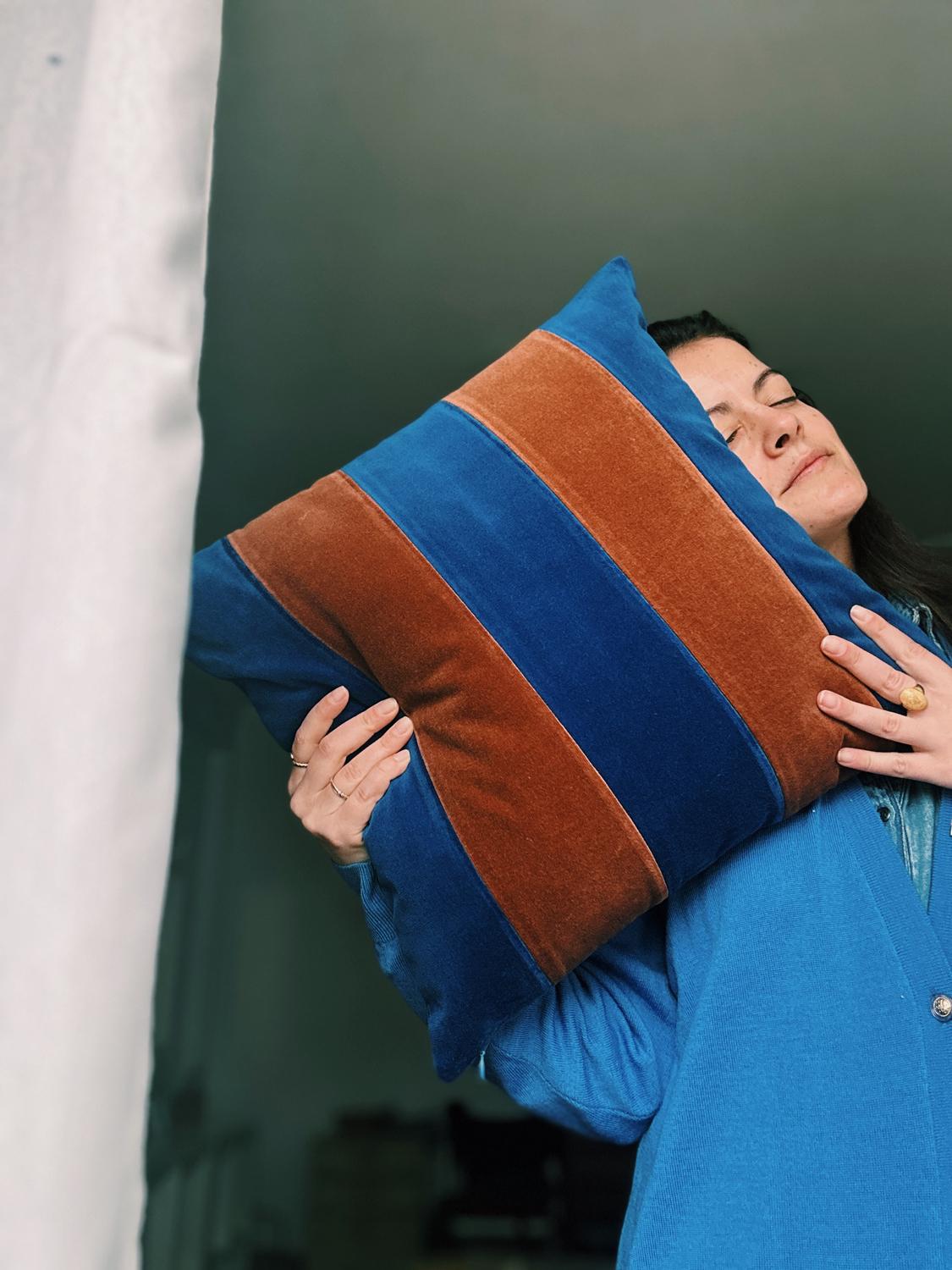 Gemma azul cobalto y marrón Juego de 2 cojines de rayas de terciopelo de lujo hechos a mano Portugués en venta